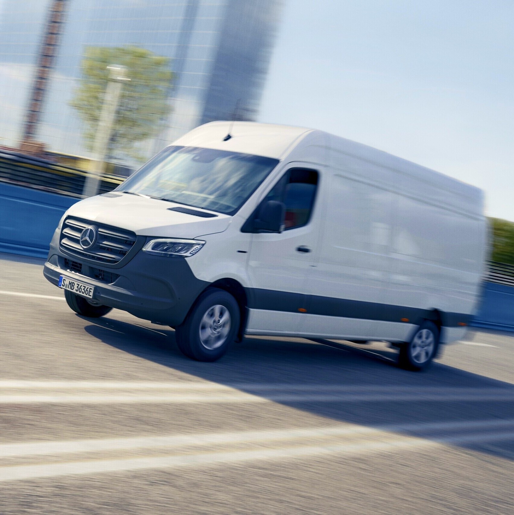 Le Mercedes-Benz eSprinter fourgon au centre ville.