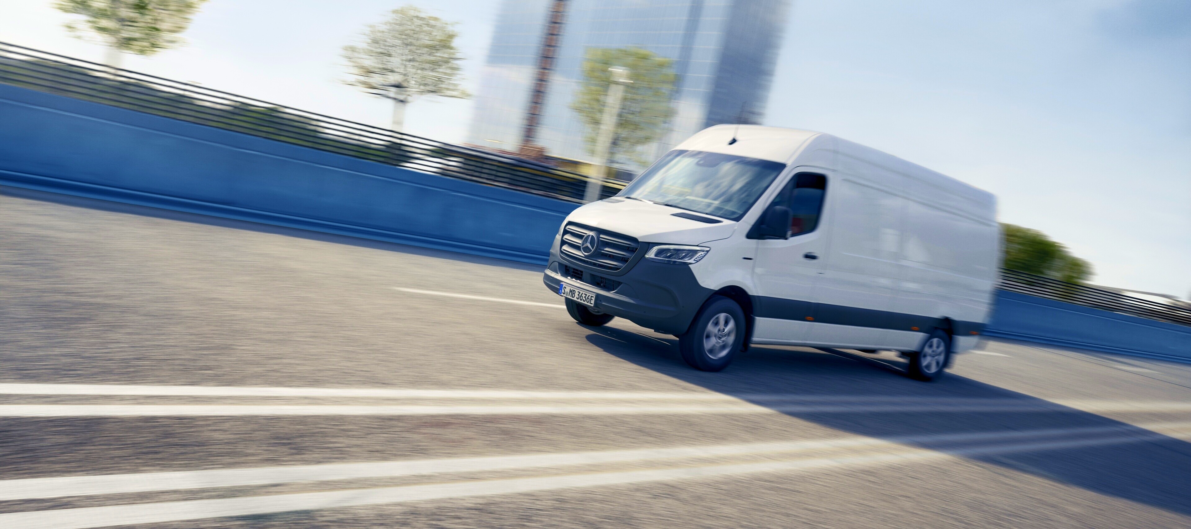 Comparaison des véhicules | eSprinter fourgon | Mercedes-Benz Le Mercedes-Benz eSprinter fourgon au centre ville.