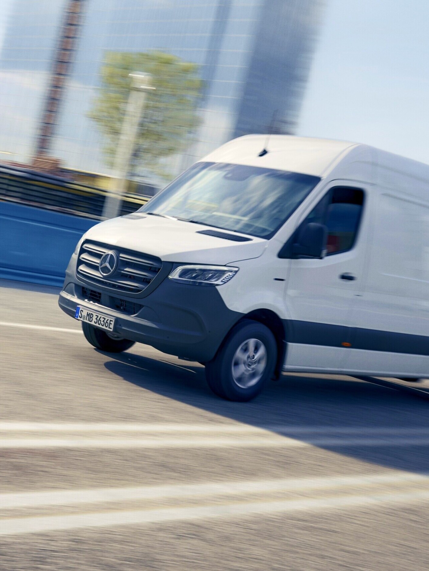 Le Mercedes-Benz eSprinter fourgon au centre ville.