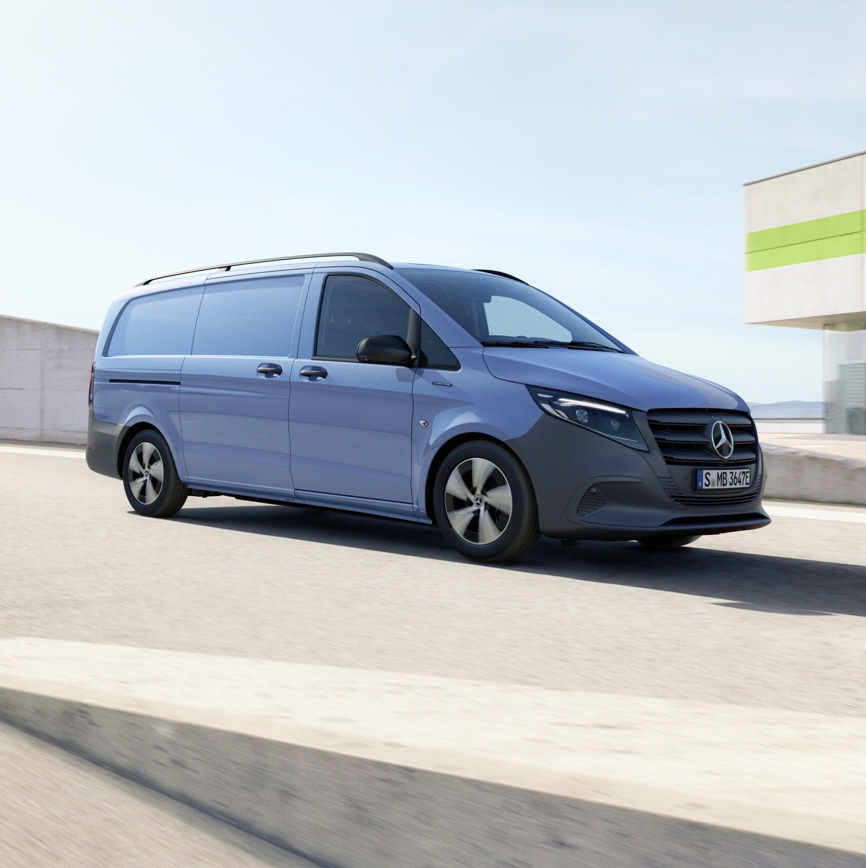 Le Mercedes-Benz eVito fourgon au niveau supérieur d'un parking couvert.