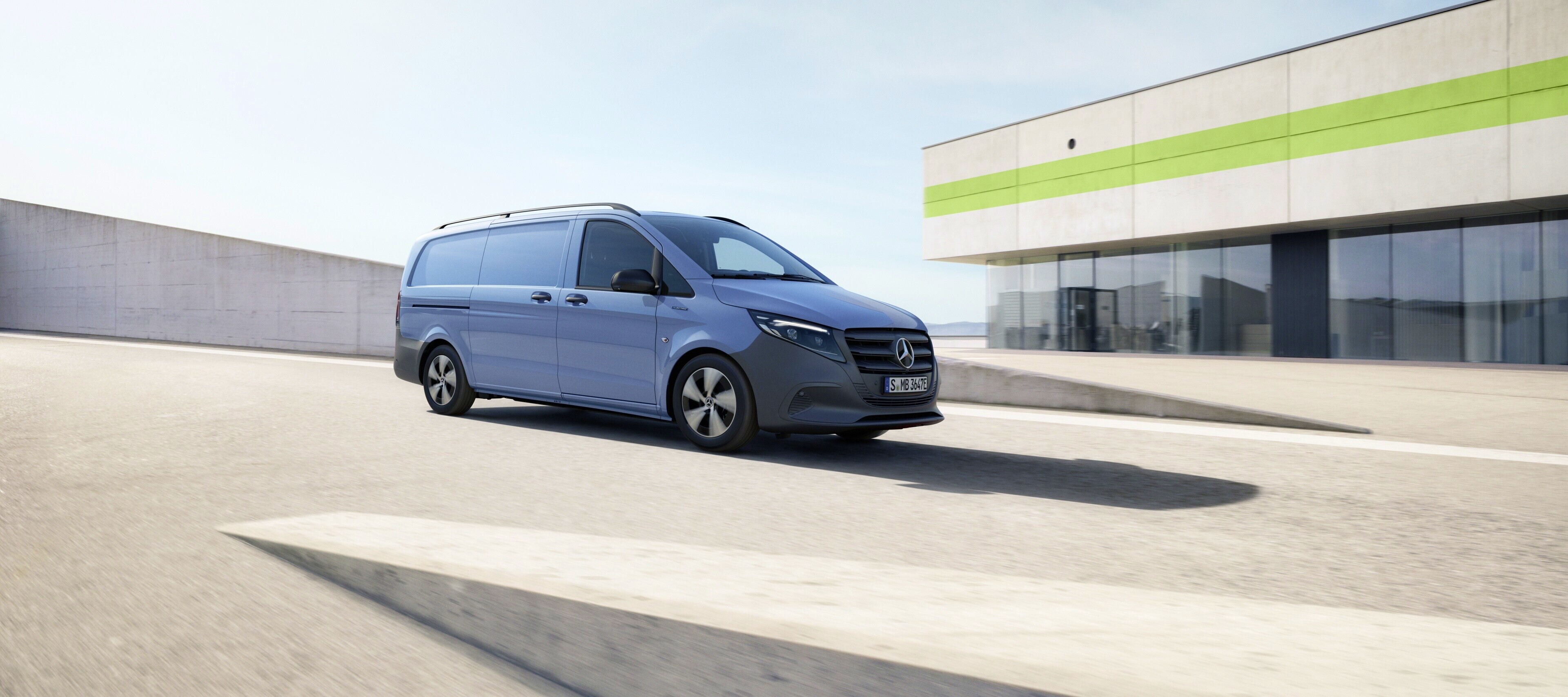 Comparaison des véhicules | eVito fourgon | Mercedes-Benz Le Mercedes-Benz eVito fourgon au niveau supérieur d'un parking couvert.
