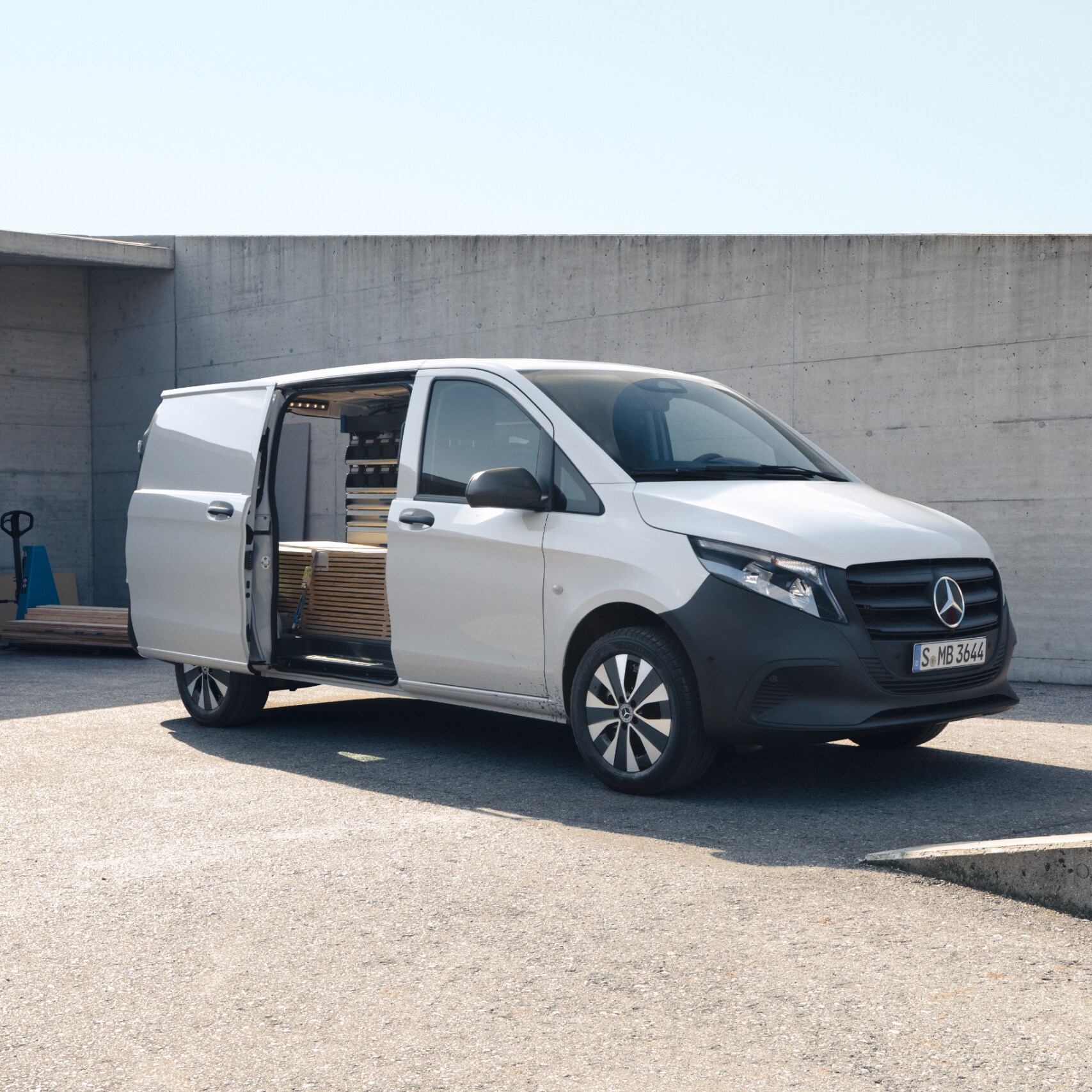 Le Mercedes-Benz Vito fourgon sur un chantier.