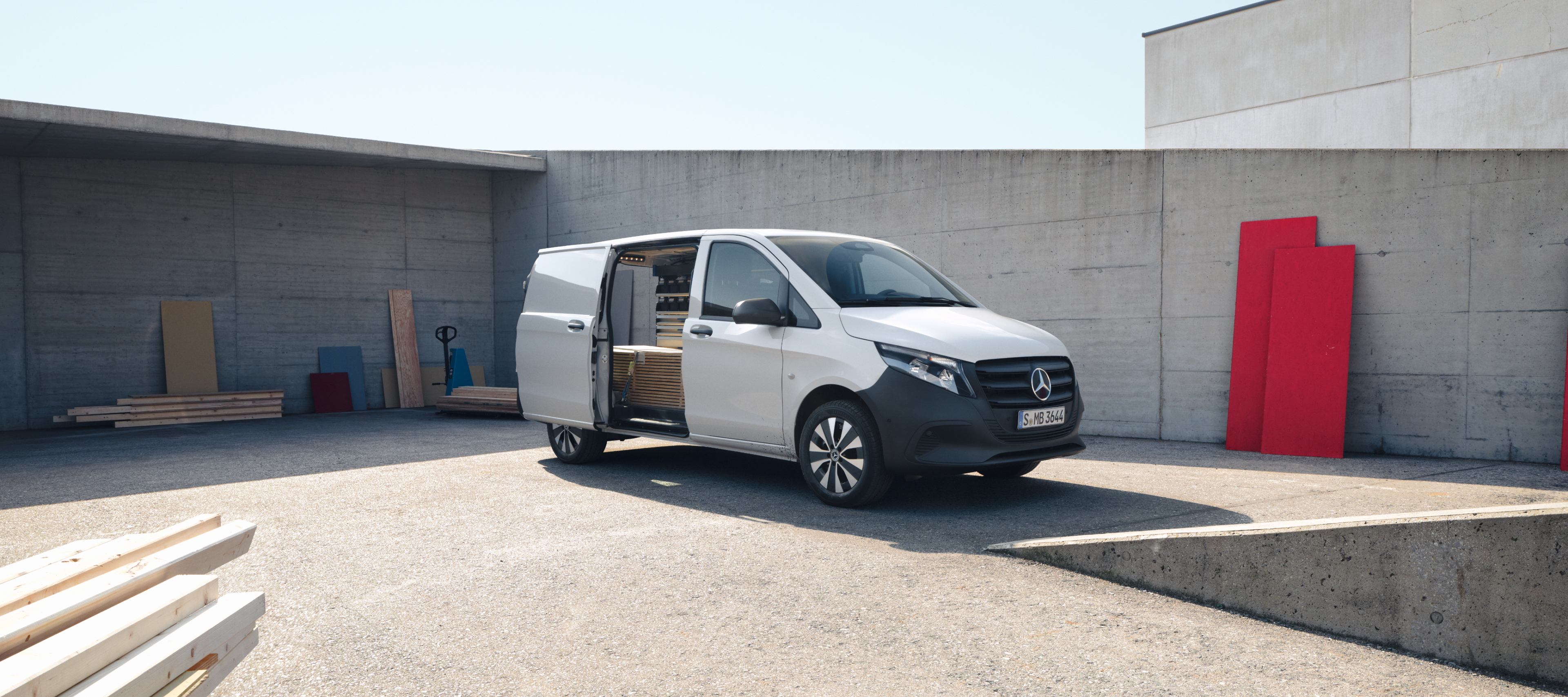 Comparaison des véhicules | Vito fourgon | Mercedes-Benz Le Mercedes-Benz Vito fourgon sur un chantier.