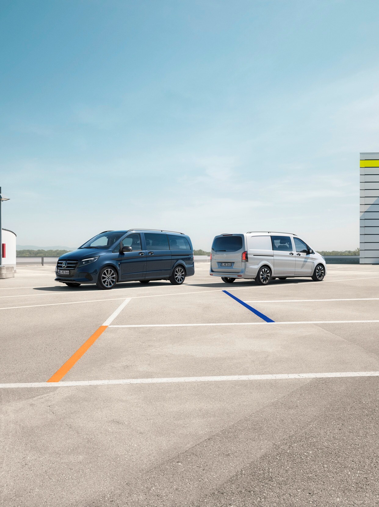 Le Vito Tourer et le Vito Mixto stationnés dans un parking.