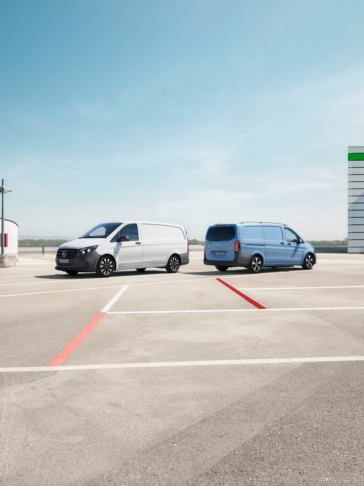 Le Vito Fourgon et l'eVito Fourgon stationnés dans un parking.