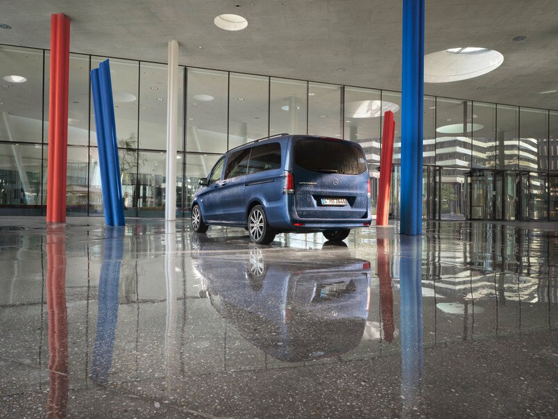 Le Mercedes-Benz Vito Tourer vu de l'arrière.