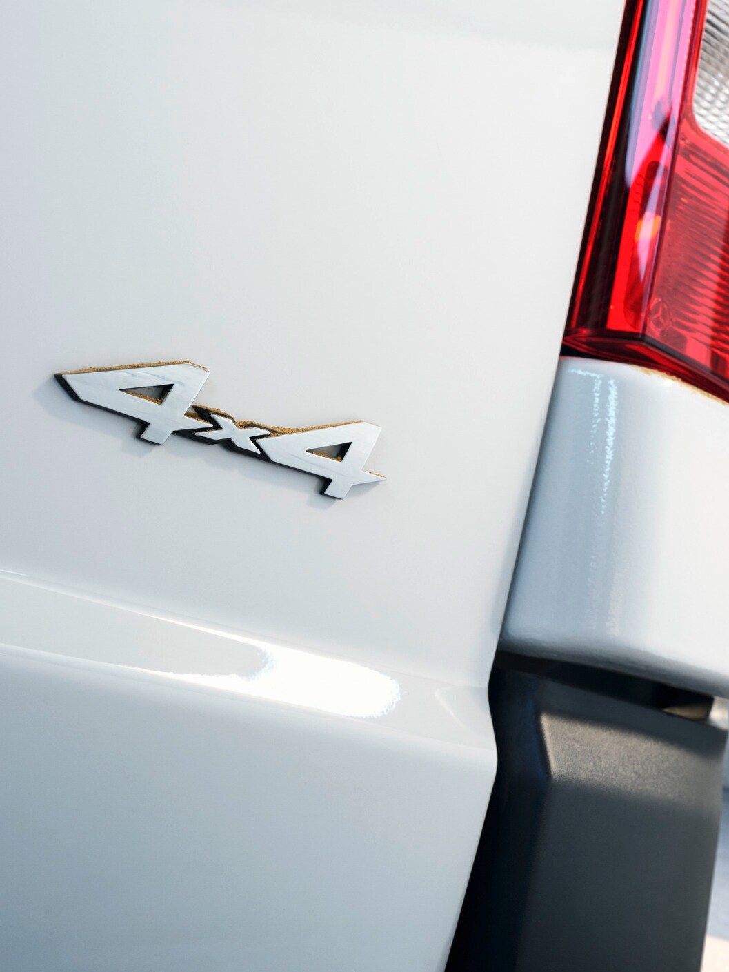 Das Heck des Vito Kastenwagens mit 4x4-Plakette.