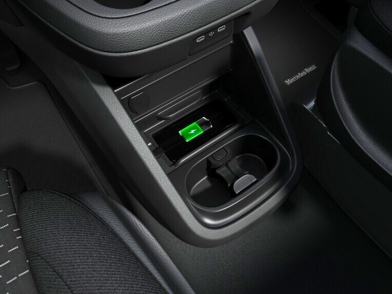 Système de charge sans fil pour appareils mobiles dans le Mercedes-Benz Vito.