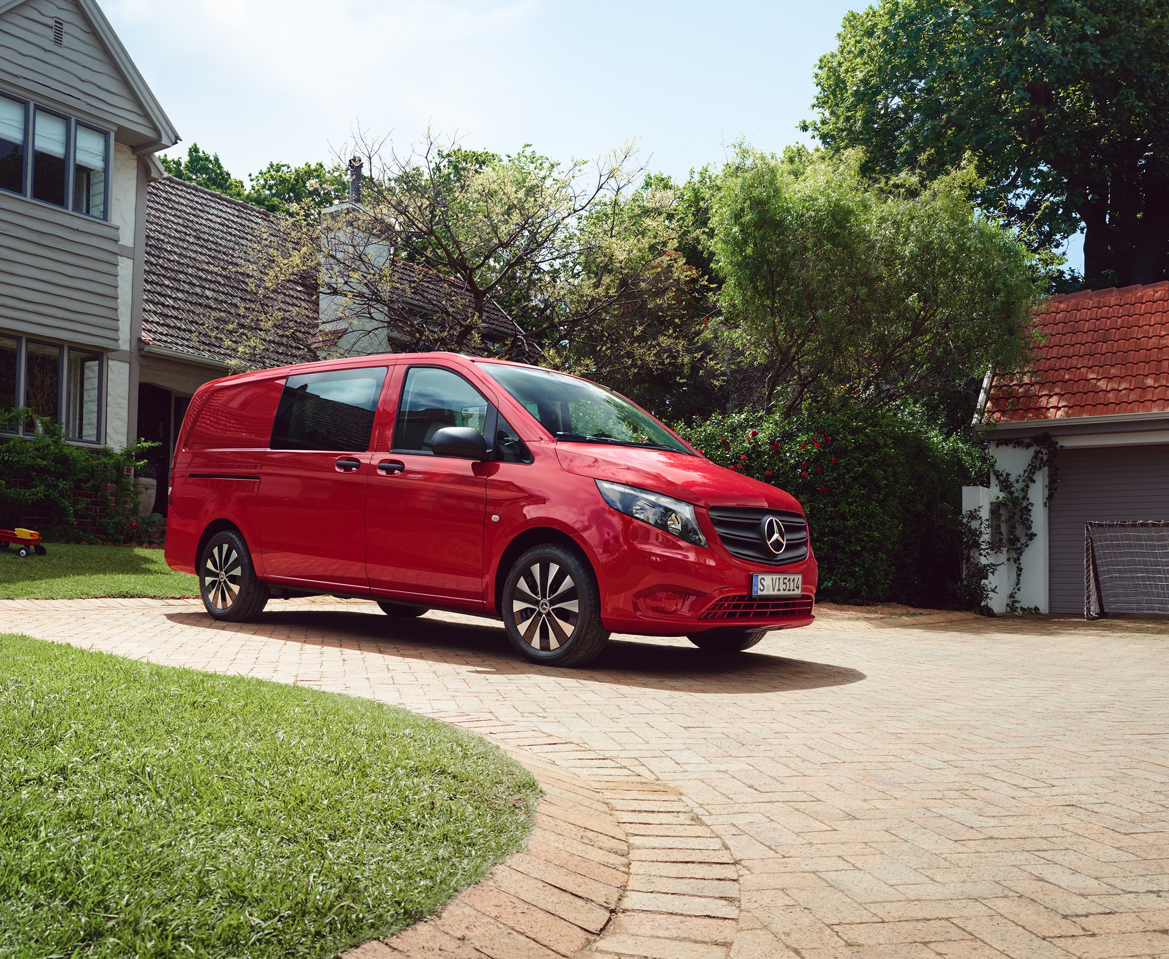 Vito Mixto | Toute la gamme Vito | Utilitaires légers Mercedes-Benz Le Mercedes-Benz Vito Mixto dans un environnement résidentiel, illustrant la polyvalence de ce véhicule qui permet à la fois le transport de passagers et de marchandises.
