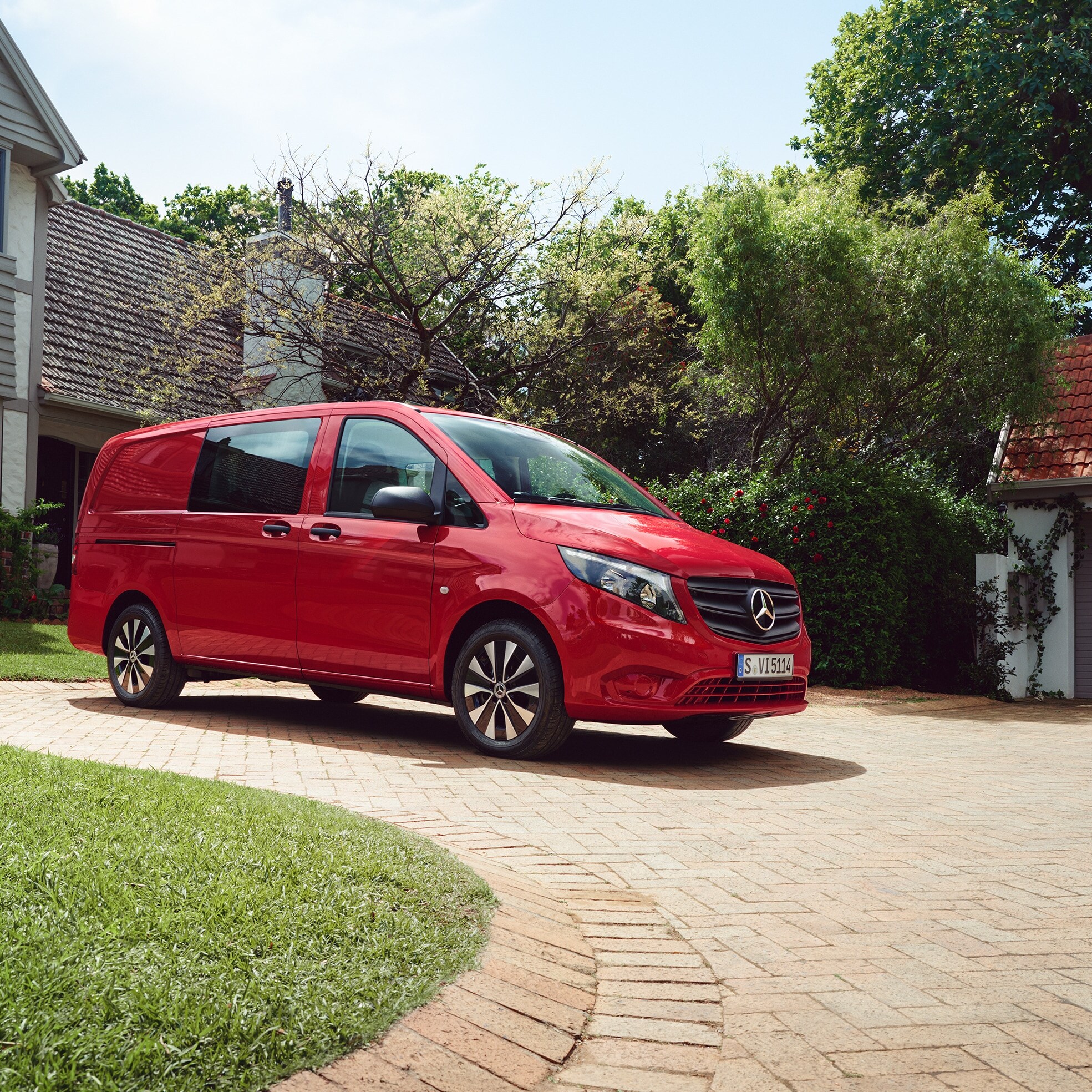 Der Mercedes‑Benz Vito Mixto in einer Wohnumgebung – ein Beispiel für den vielseitigen Personen- und Gütertransport in einem Fahrzeug.