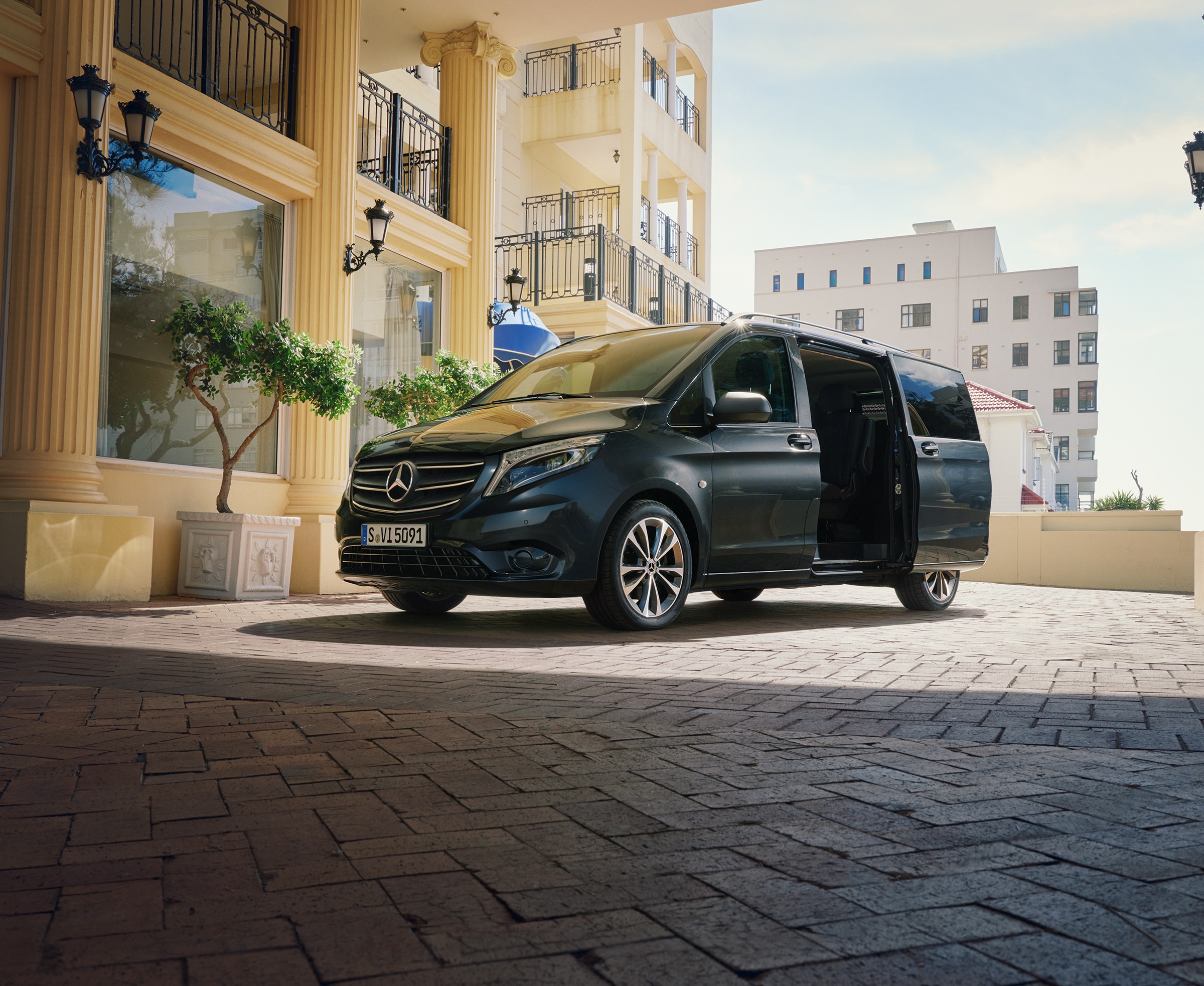 Transport avec le Vito Tourer | Toute la gamme Vito | Utilitaires légers Mercedes-Benz Une Mercedes-Benz Vito Tourer garée devant l'entrée d'un immeuble haut de gamme