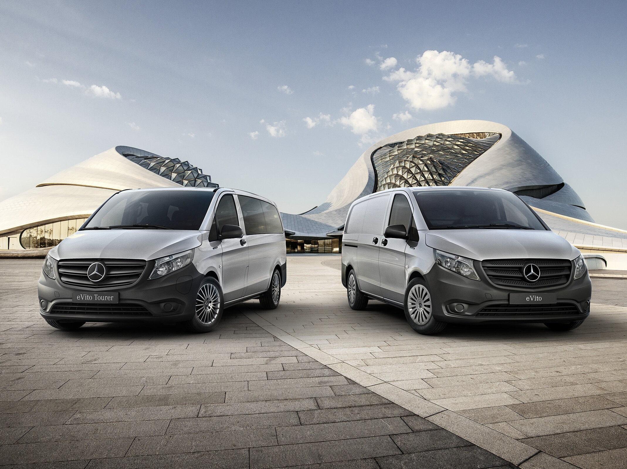 eVito Kastenwagen und Tourer vor einem futuristischen Gebäude