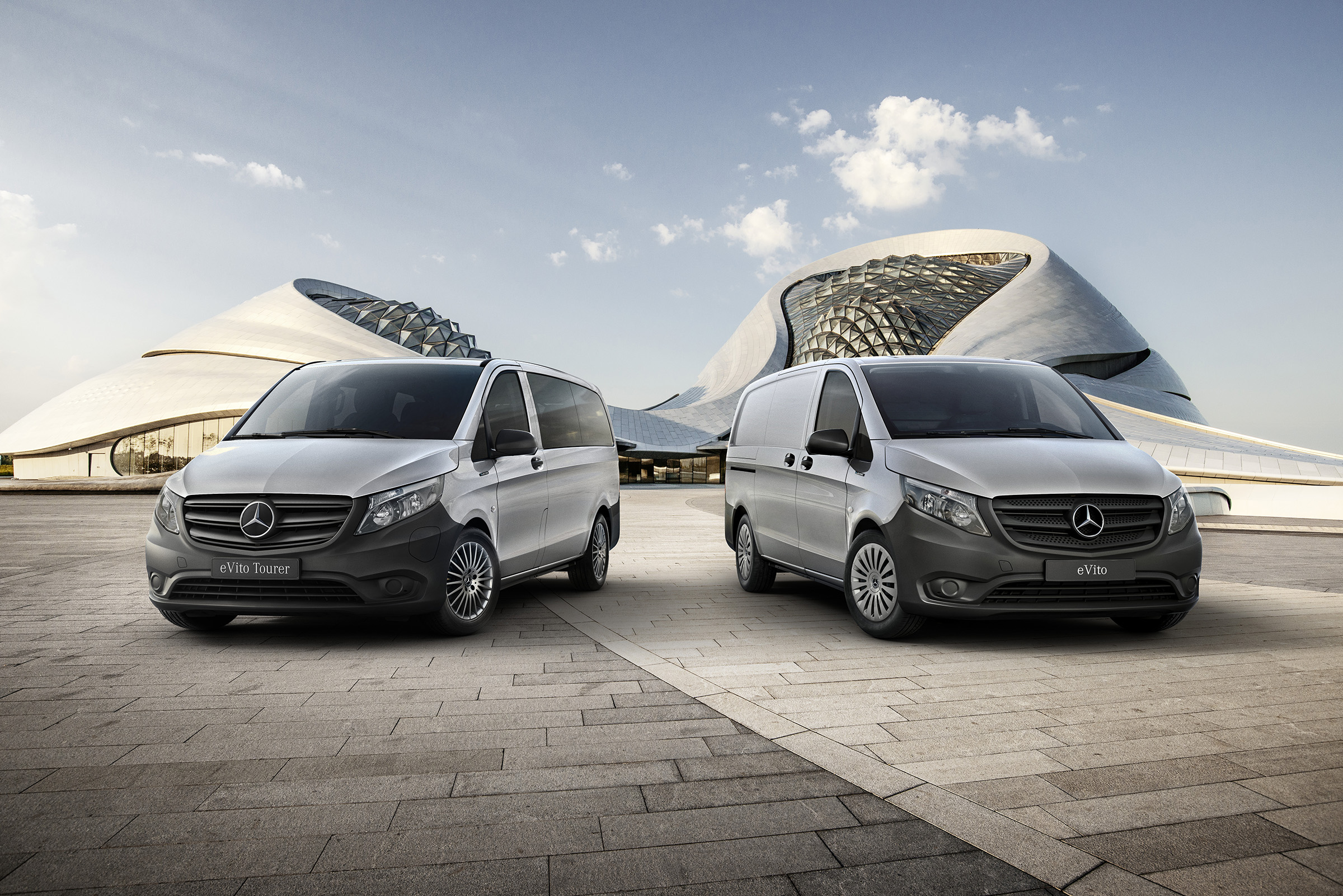 eVito Kastenwagen und Tourer | Alle Vito-Modelle | Mercedes-Benz eVito Kastenwagen und Tourer vor einem futuristischen Gebäude