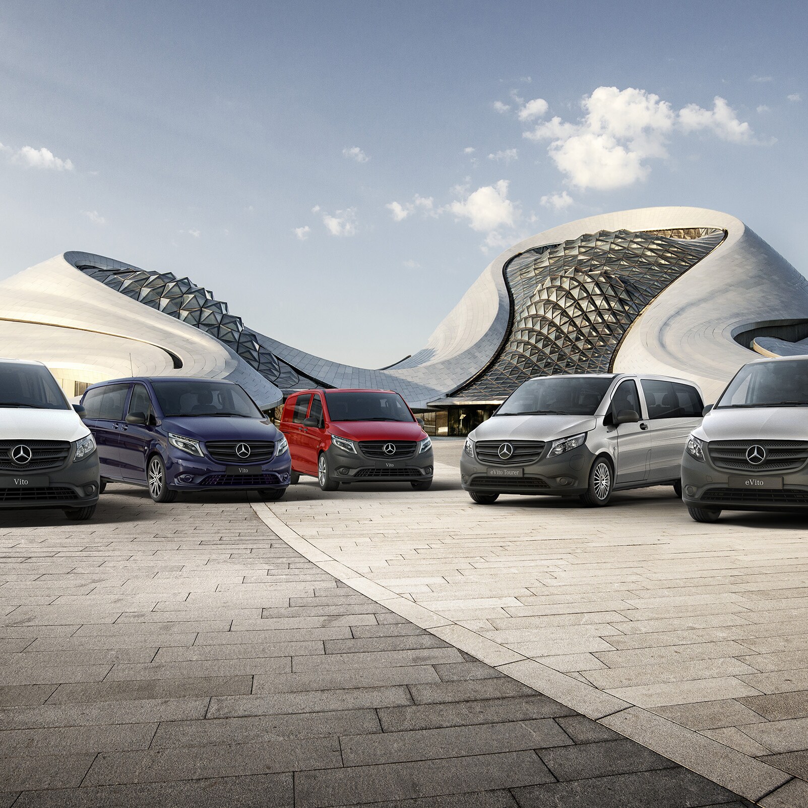 Der Mercedes-Benz eVito Kastenwagen, der Vito Kastenwagen, der Vito Mixto, der eVito Tourer und der Vito Tourer stehen Seite an Seite vor einem futuristischen Gebäude