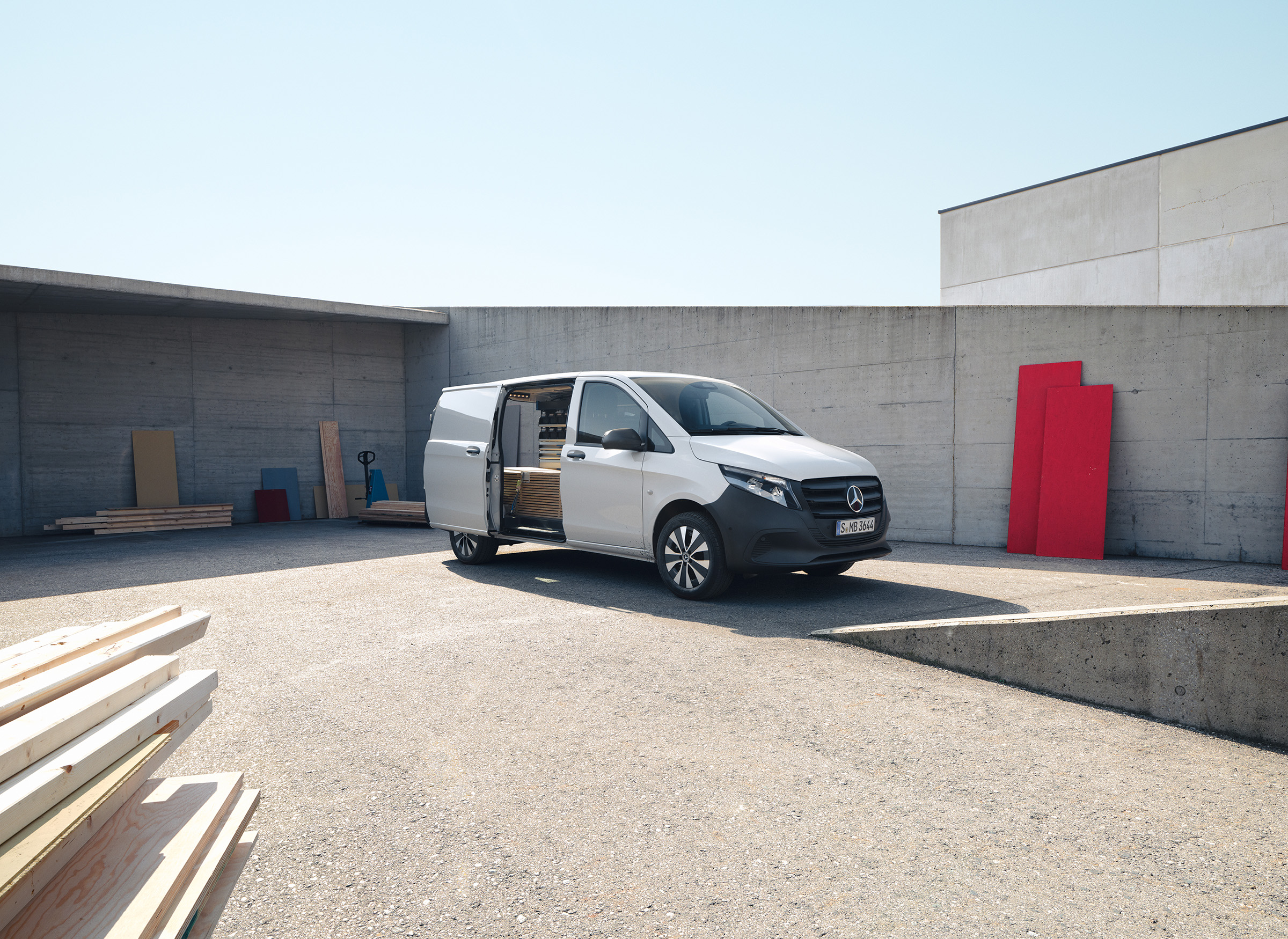 Vito Kastenwagen | Alle Vito-Modelle | Mercedes-Benz Transporter Mercedes‑Benz Vito Kastenwagen mit übersichtlichem Laderaum an einer Arbeitsstelle