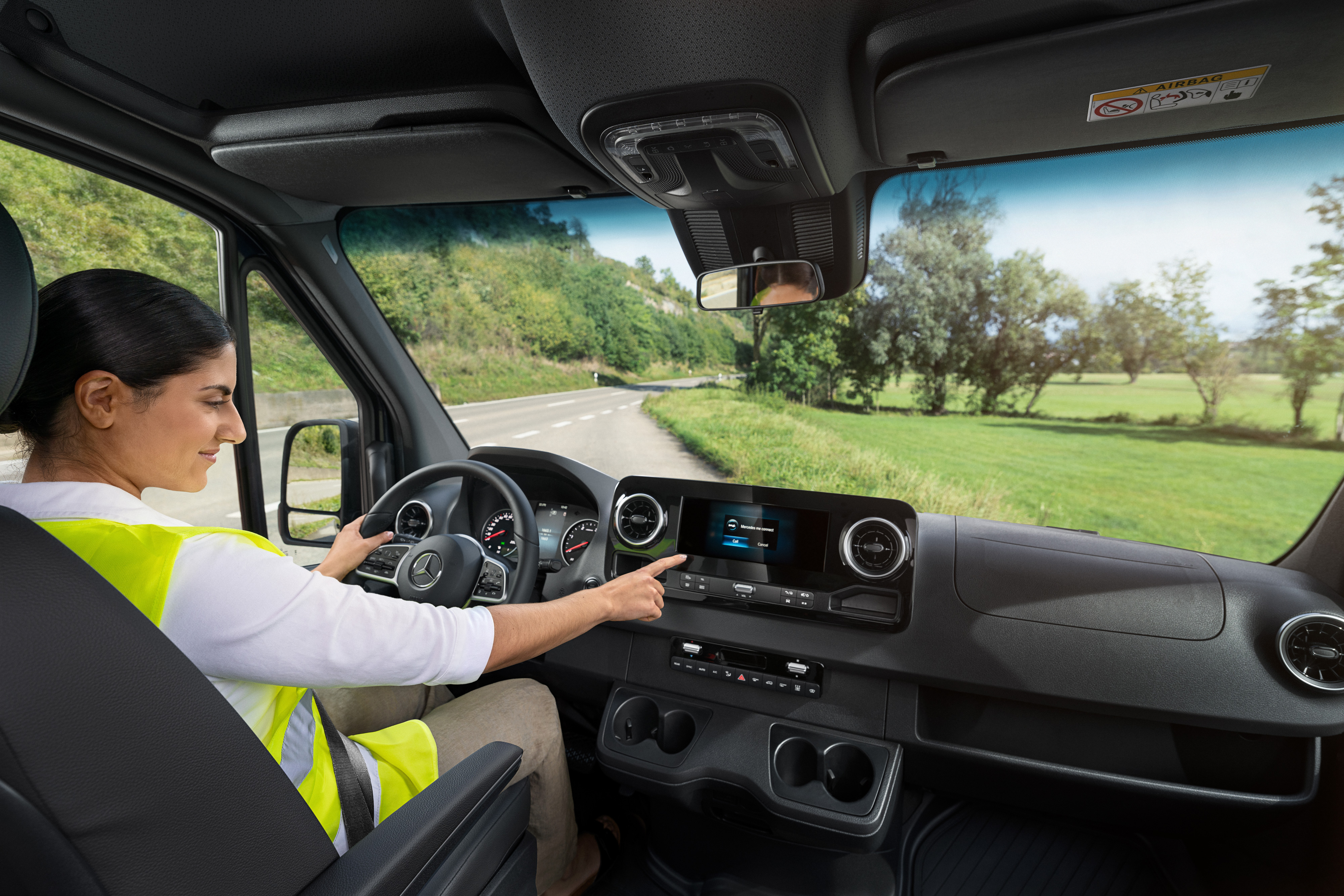Mercedes-Benz | Transporterbetreuung | Service24h Die Fahrerin eines Mercedes-Benz Sprinters ruft bei Problemen über das Bordmenü die Mercedes-Benz Service24h-Hotline an.