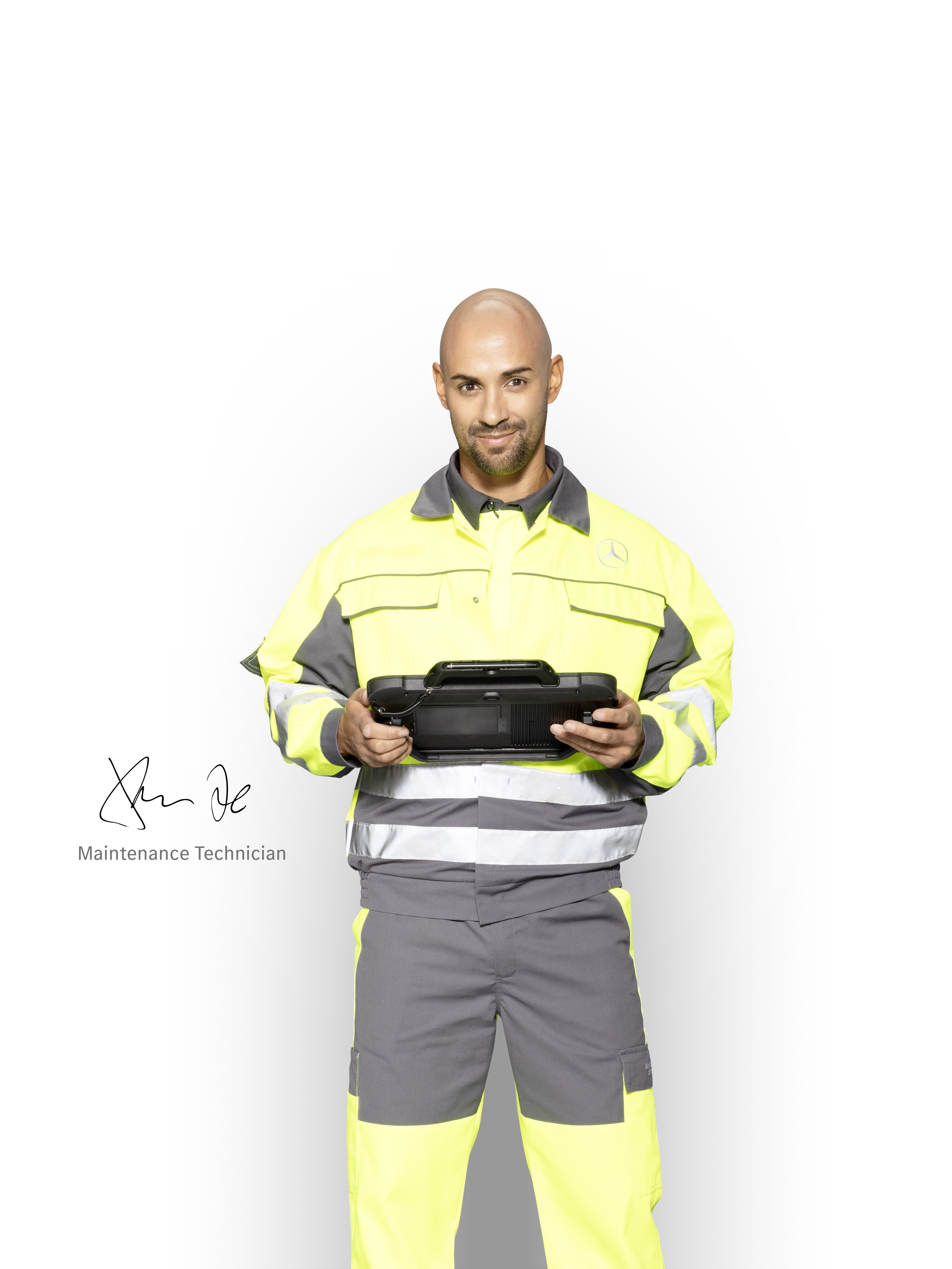 Servicetechniker in Berufskleidung mit Tablet in der Hand, um kompetente Unterstützung von Mercedes-Benz zu gewährleisten.