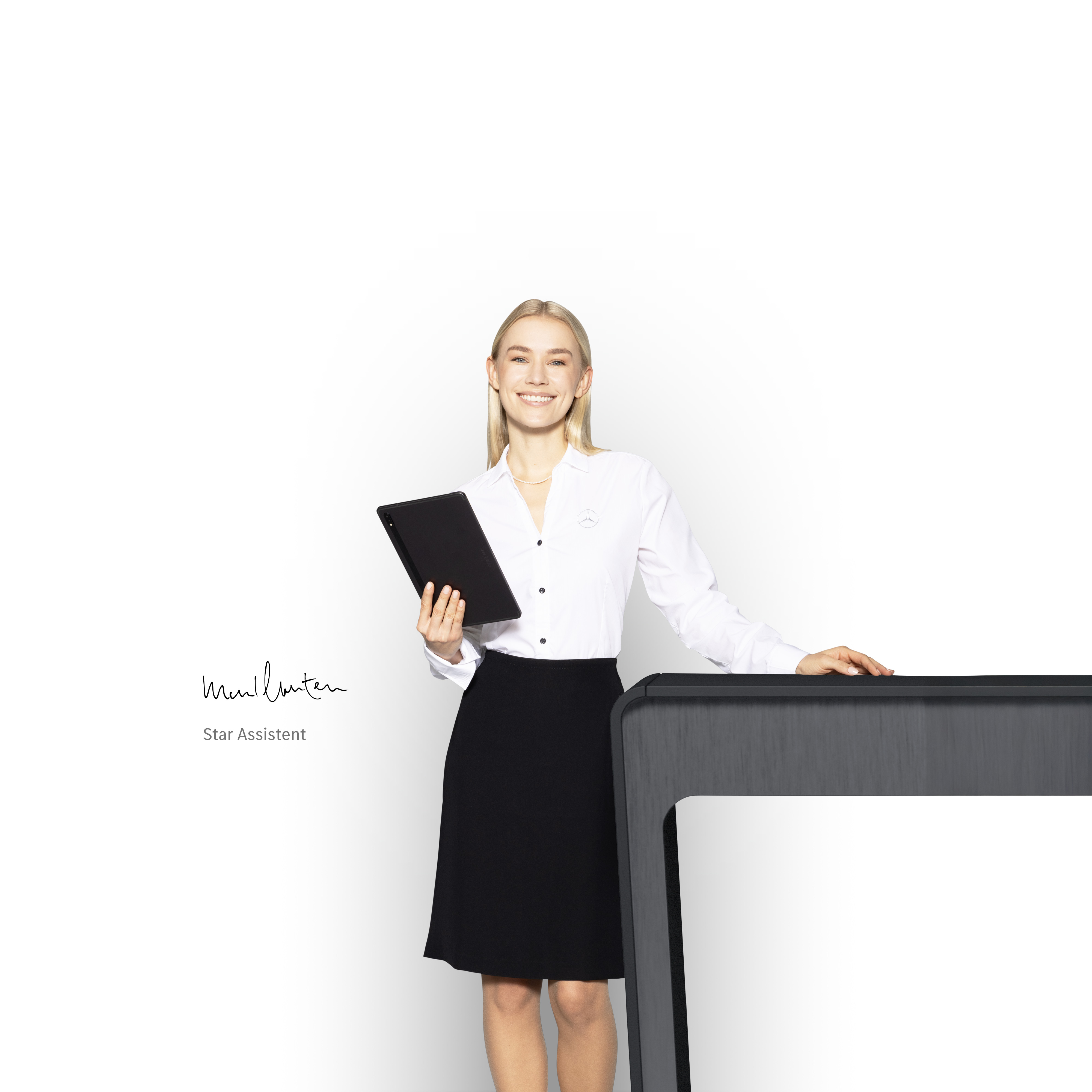 Mercedes-Benz | Assistance pour utilitaires légers | Accompagnement personnalisé Une femme, assistante vedette, debout, une tablette à la main, prête à apporter son aide de manière compétente.
