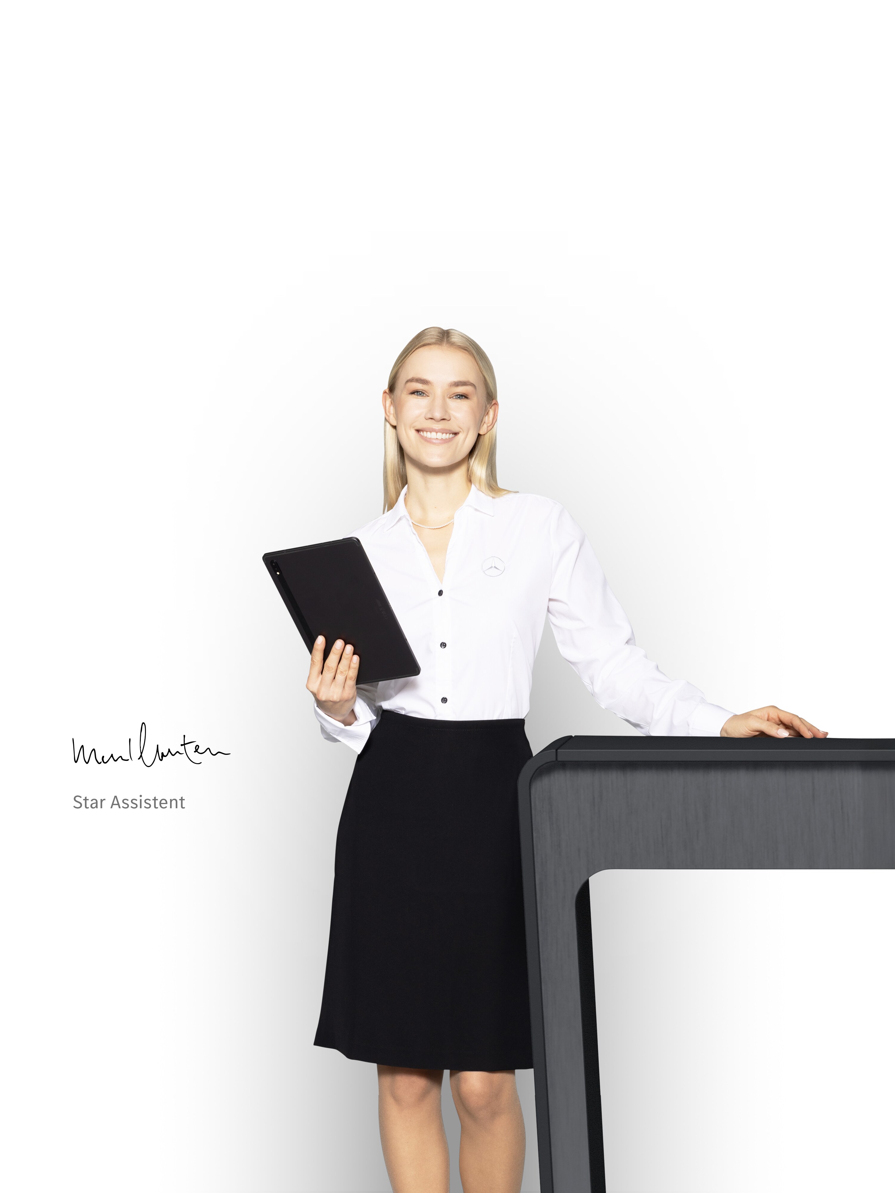 Eine Frau, Star-Assistentin, steht mit einem Tablet in der Hand da, um kompetente Unterstützung zu leisten.