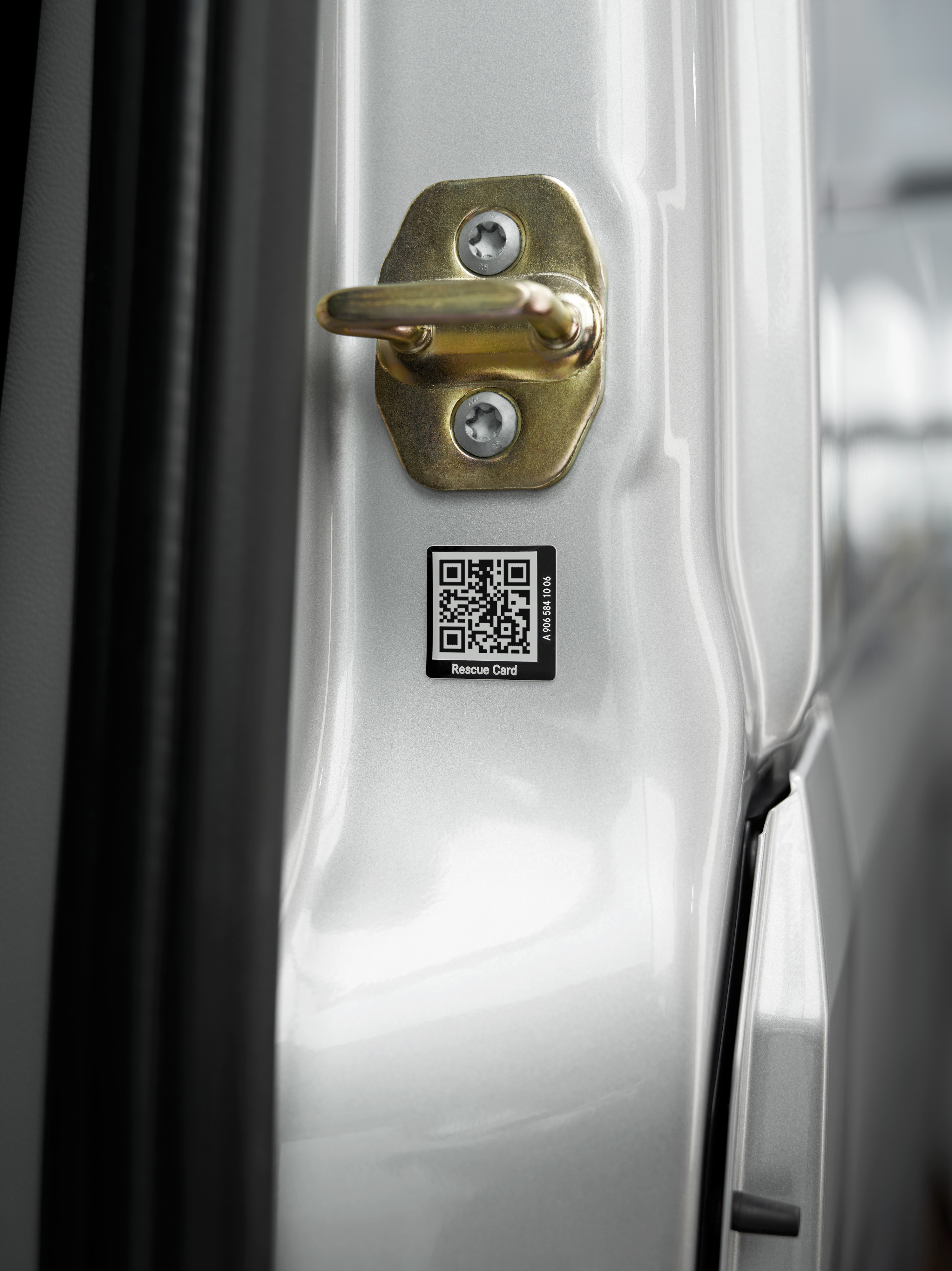 Mercedes-Benz | Transporterbetreuung | Rettungsaufkleber Nahaufnahme eines Rettungskartenaufklebers mit QR-Code an der Fahrzeugtür für schnelle Hilfe in Notfällen.