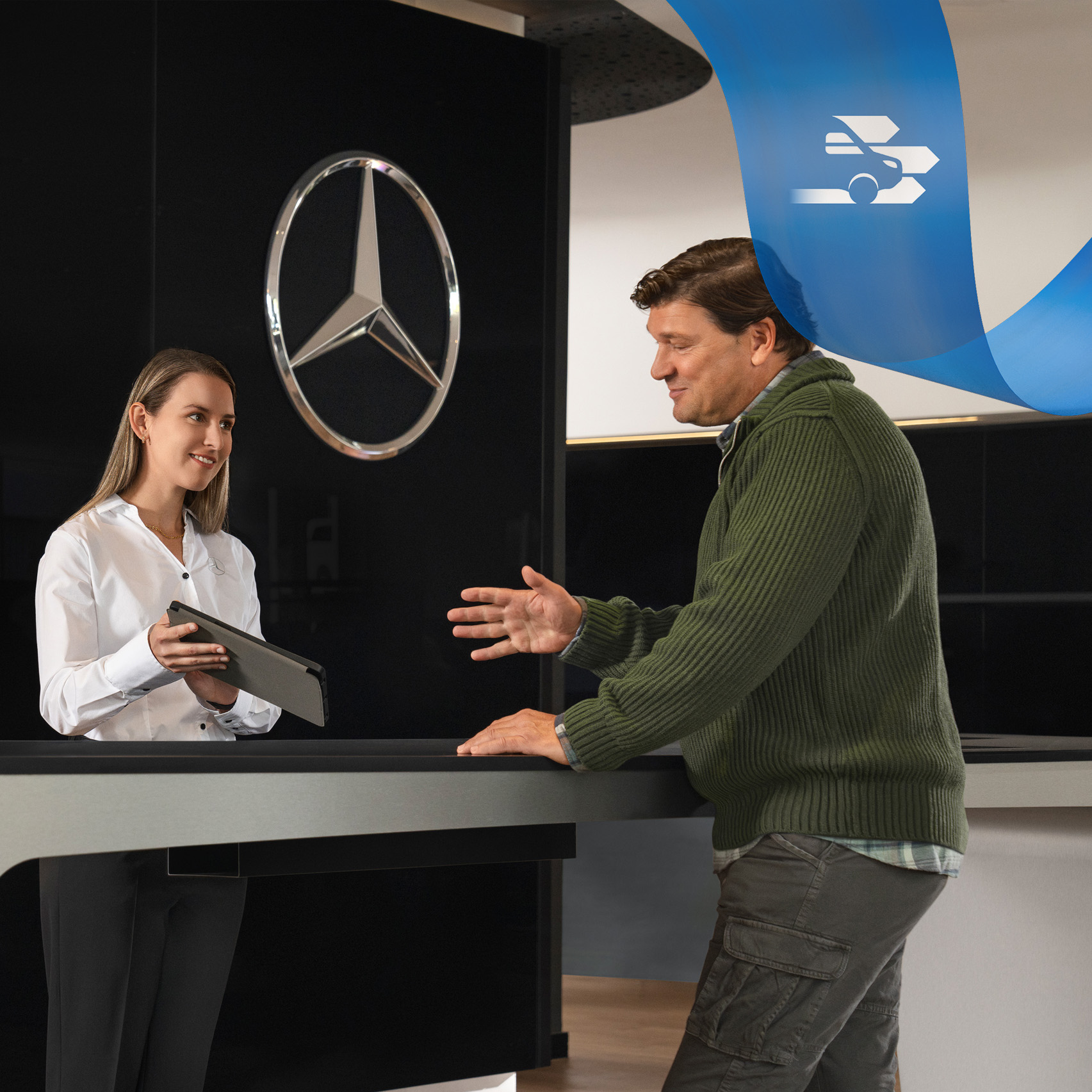 Mercedes-Benz | Assistance pour utilitaires légers | Accompagnement personnalisé Un employé de Mercedes-Benz assiste un client debout à la réception.
