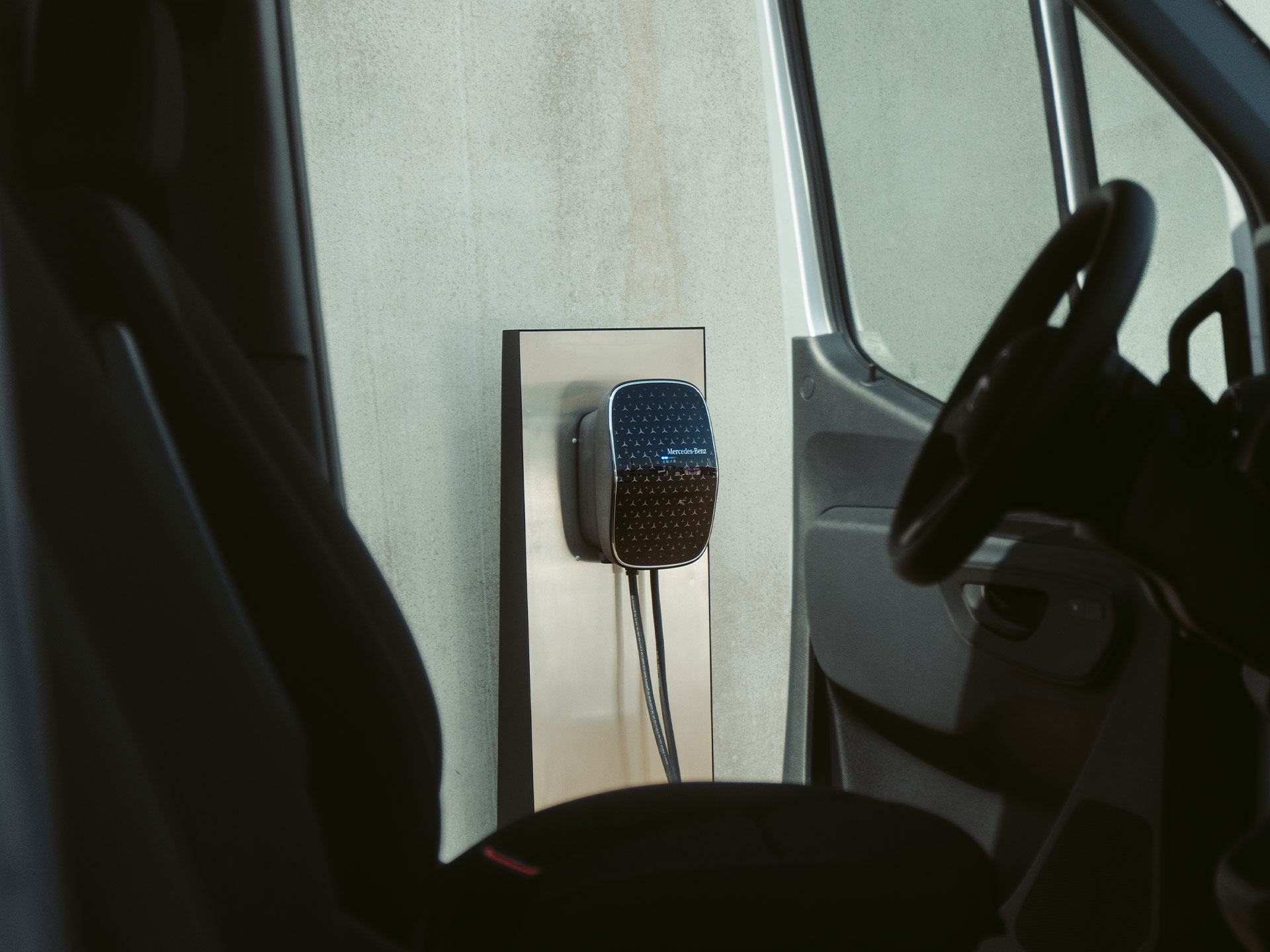 Laden zu Hause | Laden | Mercedes-Benz Vans Ein Mercedes-Benz Elektro-Transporter lädt an einer Mercedes-Benz Wallbox.