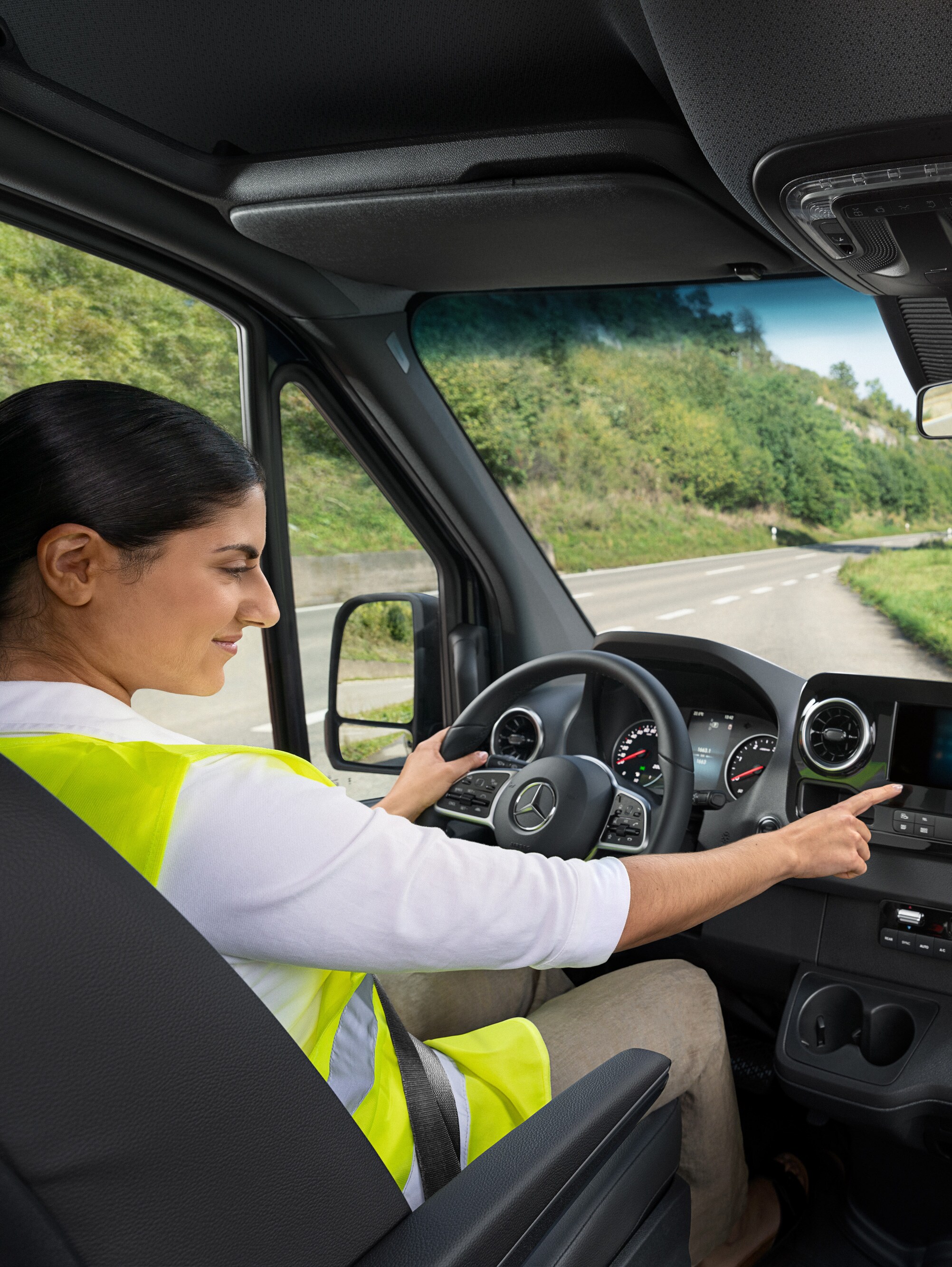 Une conductrice vérifie l'affichage à bord de son utilitaire léger Mercedes-Benz.