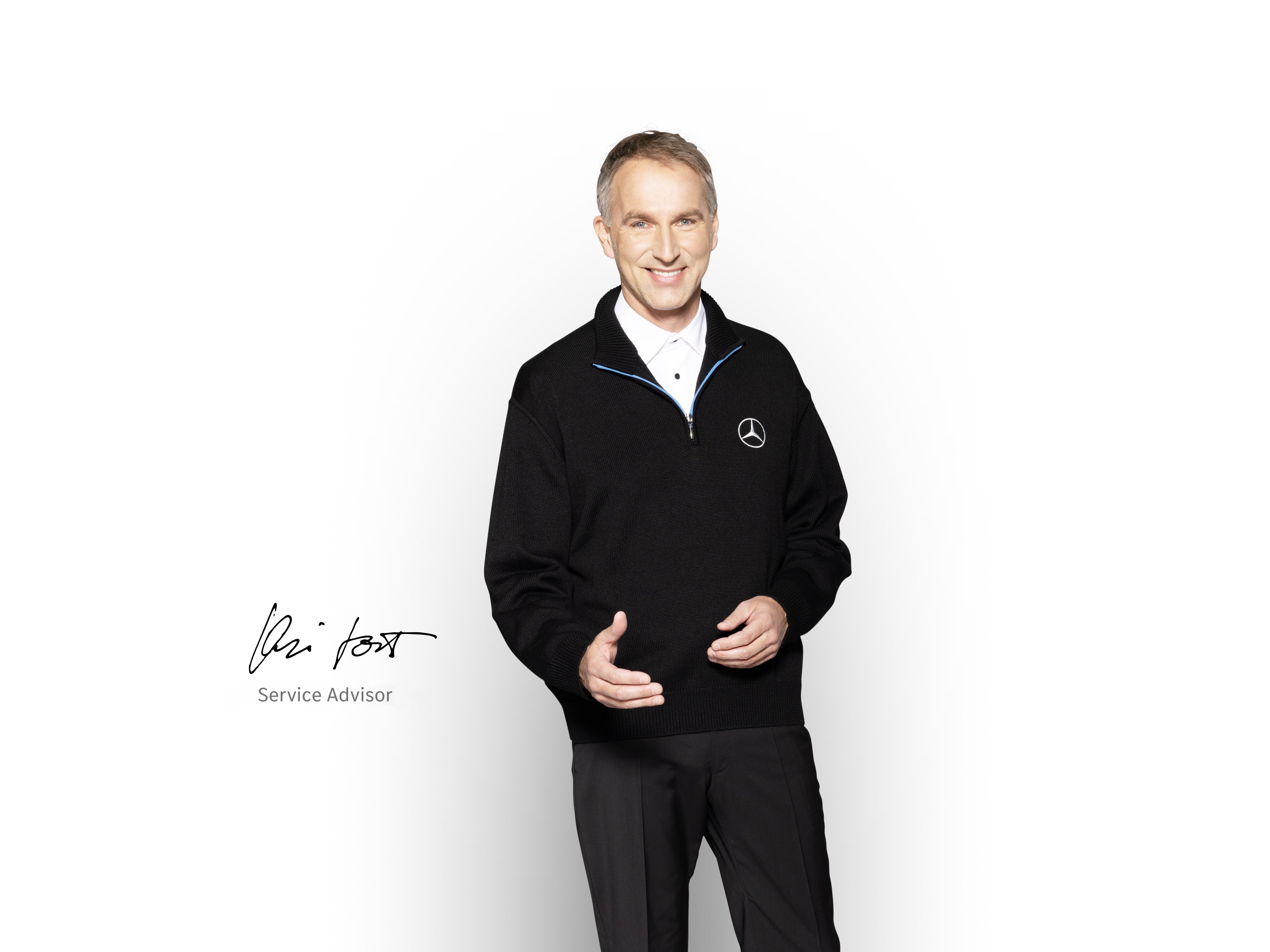 Un conseiller de service en chemise blanche, une tablette à la main, prêt à donner des informations sur le service de mobilité.