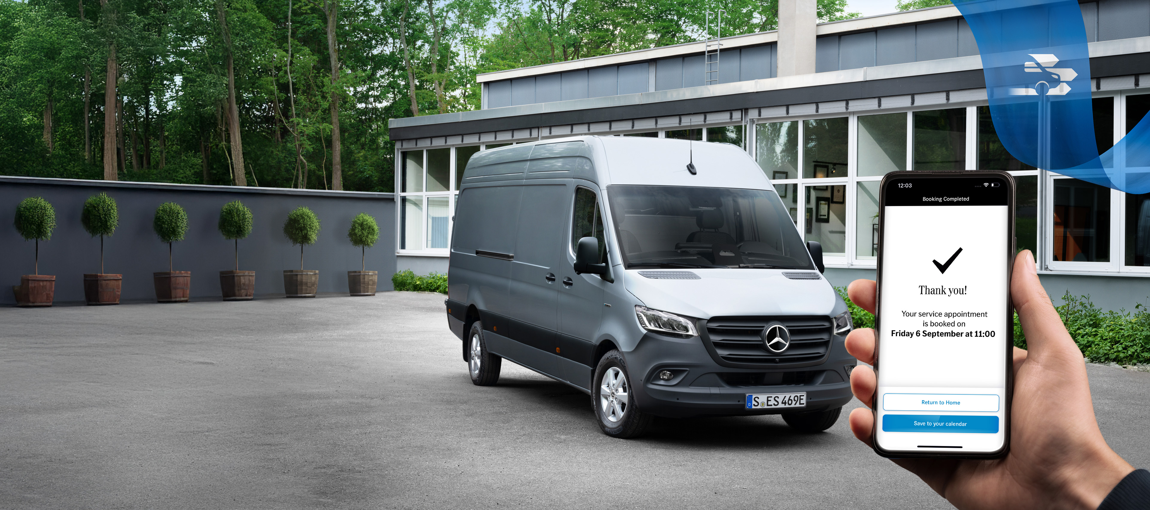 Mercedes-Benz | Confort | Prise de rendez-vous en ligne Un utilitaire léger Mercedes-Benz Sprinter gris devant un immeuble de bureaux avec, au premier plan, une main tenant un smartphone.