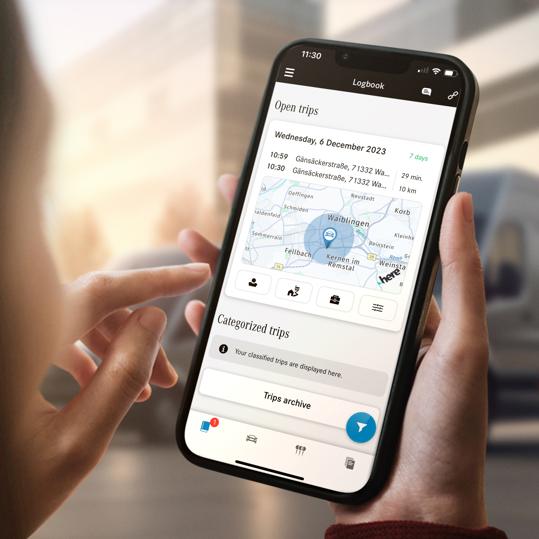 Elektronisches Fahrtenbuch | Digitale Extras | Mercedes-Benz Die Funktion Elektronisches Fahrtenbuch von Mercedes-Benz auf dem Smartphone.