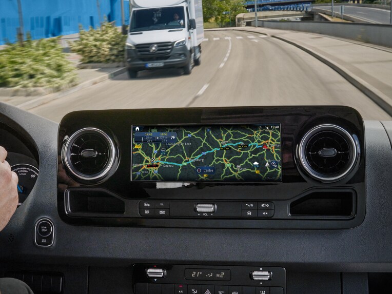 Navigation dans le système multimédia MBUX dans un utilitaire léger Mercedes-Benz.