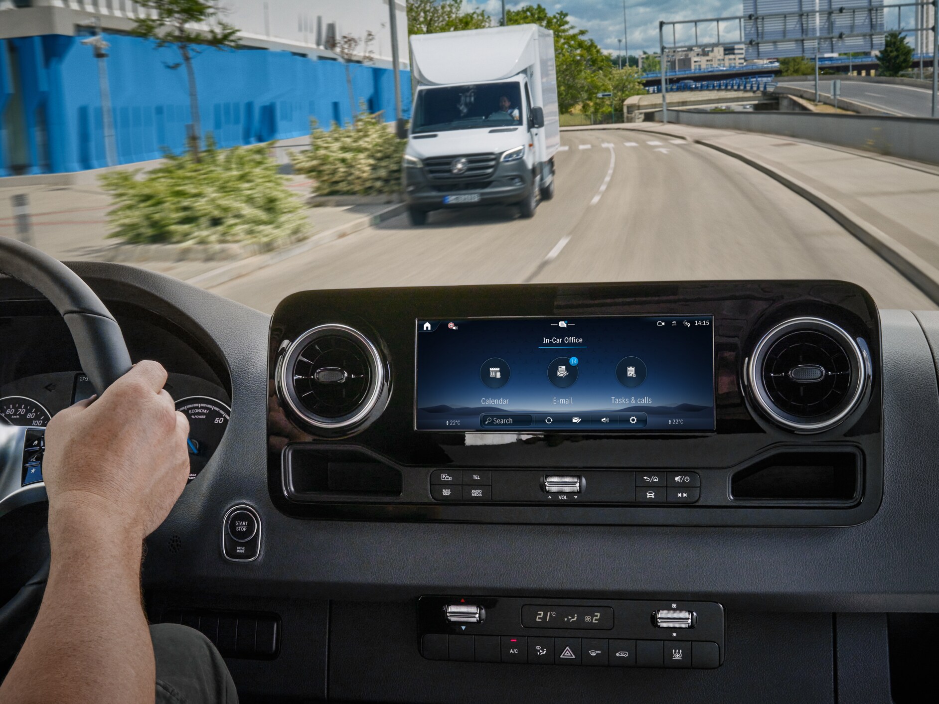 Die Funktion In-Car Office im MBUX Multimediasystem in einem Mercedes-Benz Transporter.