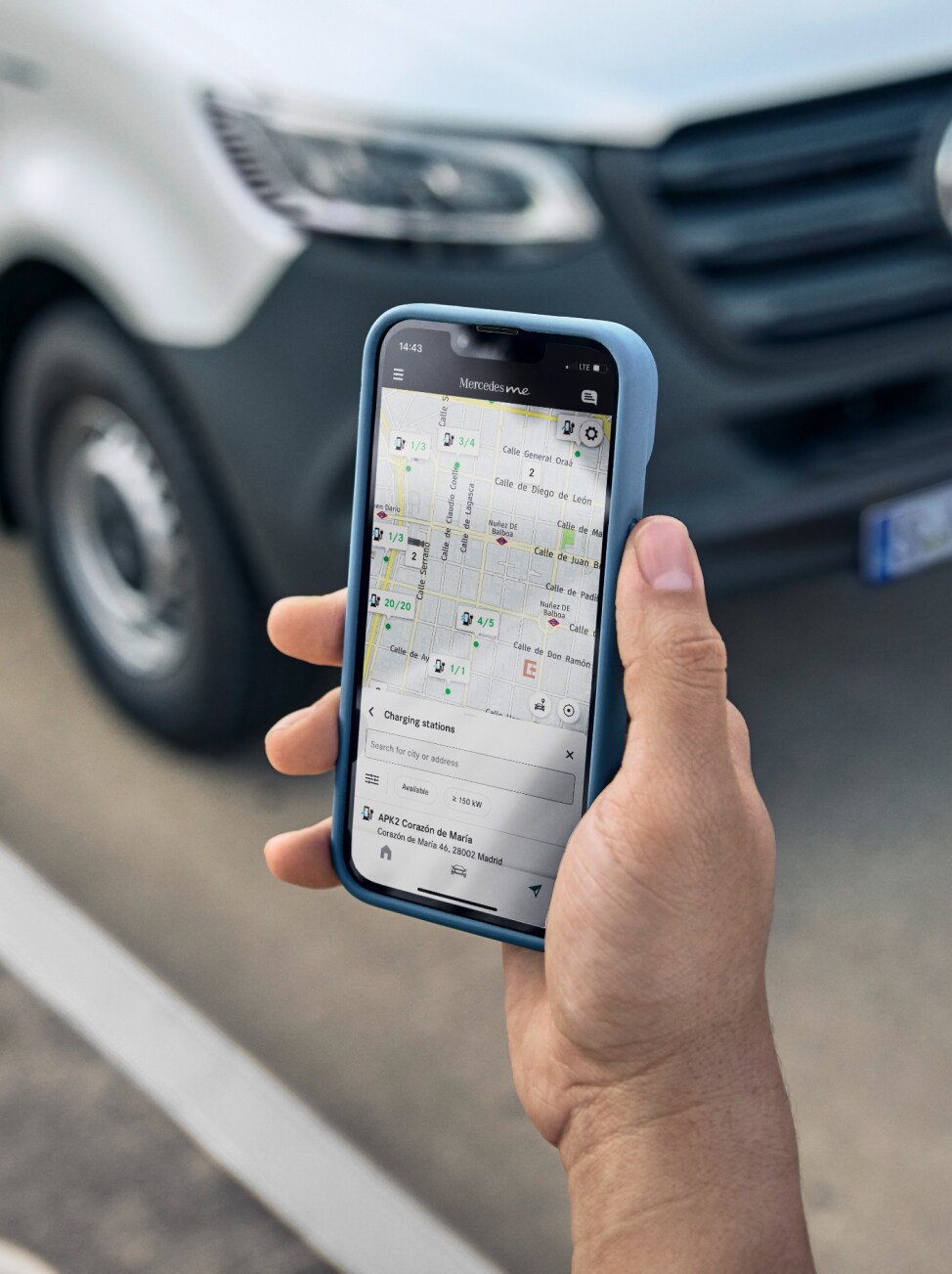 Die Funktionen von Mercedes-Benz MBUX auf einem Smartphone.