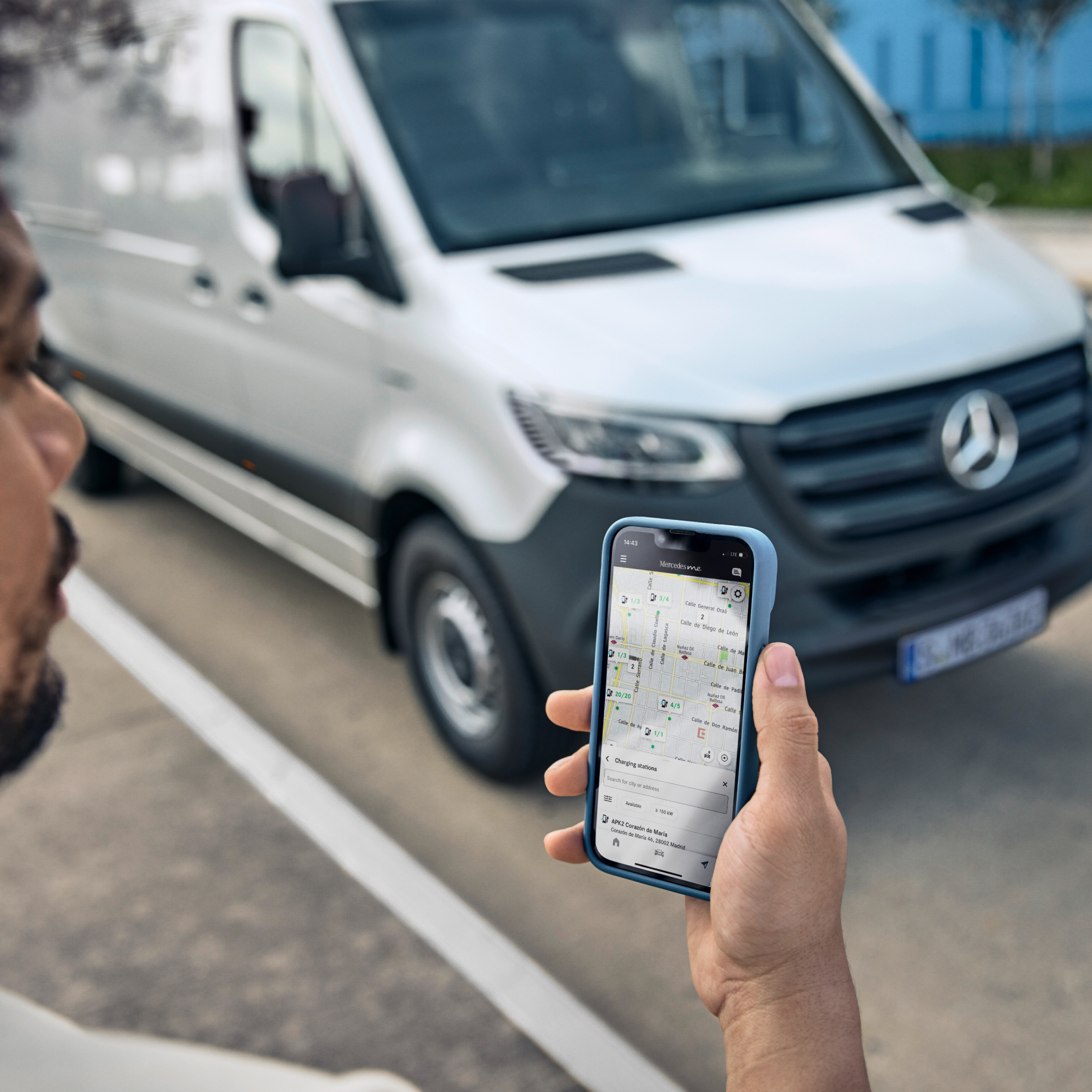 Geschäftskunden | Digitale Extras | Mercedes-Benz Die Funktionen von Mercedes-Benz MBUX auf einem Smartphone.