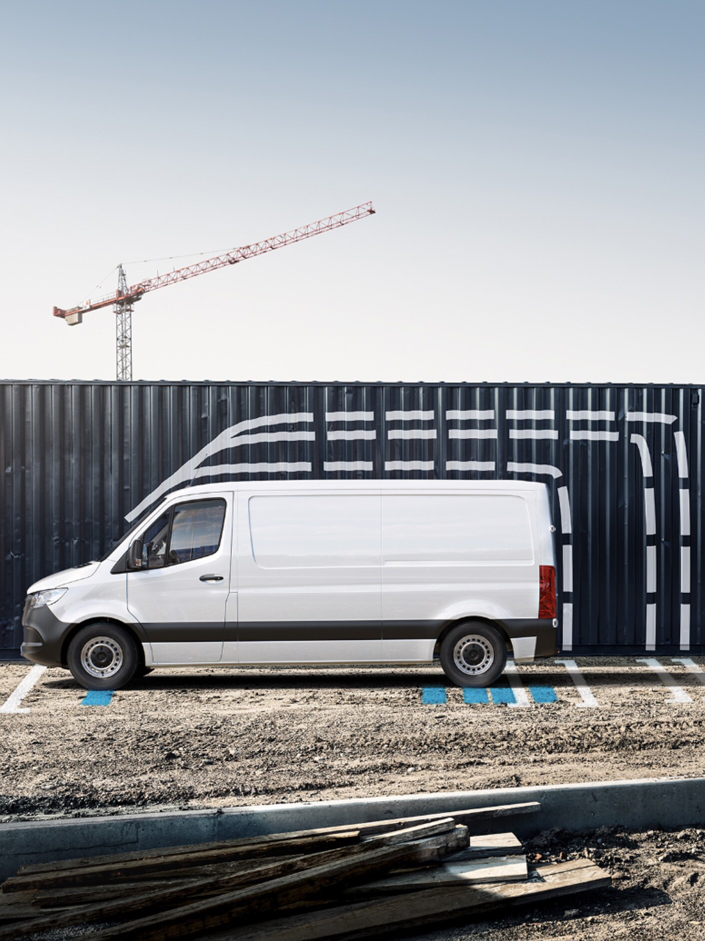 Grafische Ansicht der Fahrzeugmaße in der Mercedes-Benz App auf einem Smartphone.