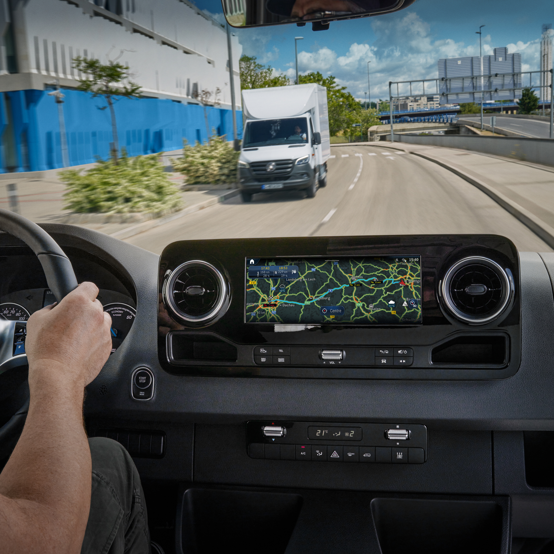 Live Traffic Information | Offres digitales | Mercedes-Benz Les offres digitales Live Traffic Information de Mercedes-Benz dans le système multimédia MBUX.