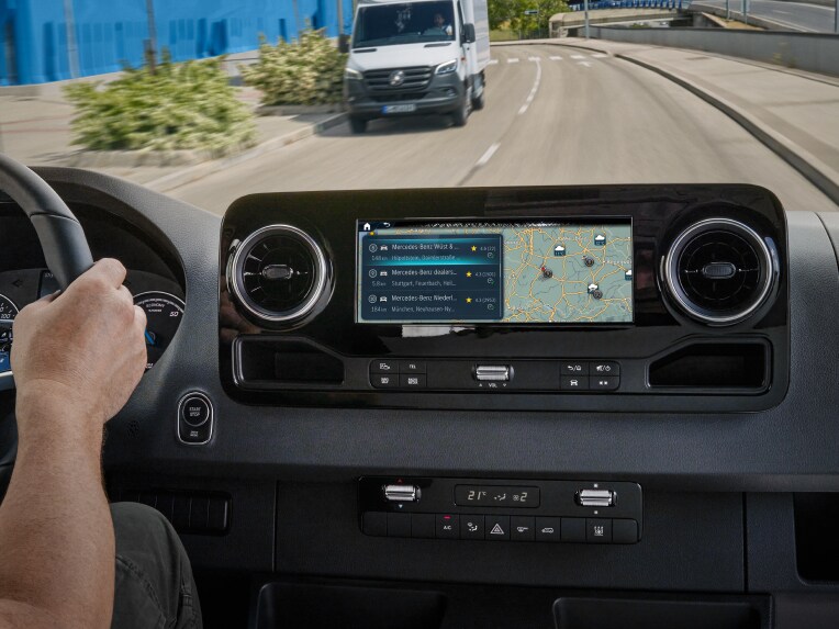 Das Digitale Extra Lokale Suche von Mercedes-Benz im MBUX Multimediasystem.