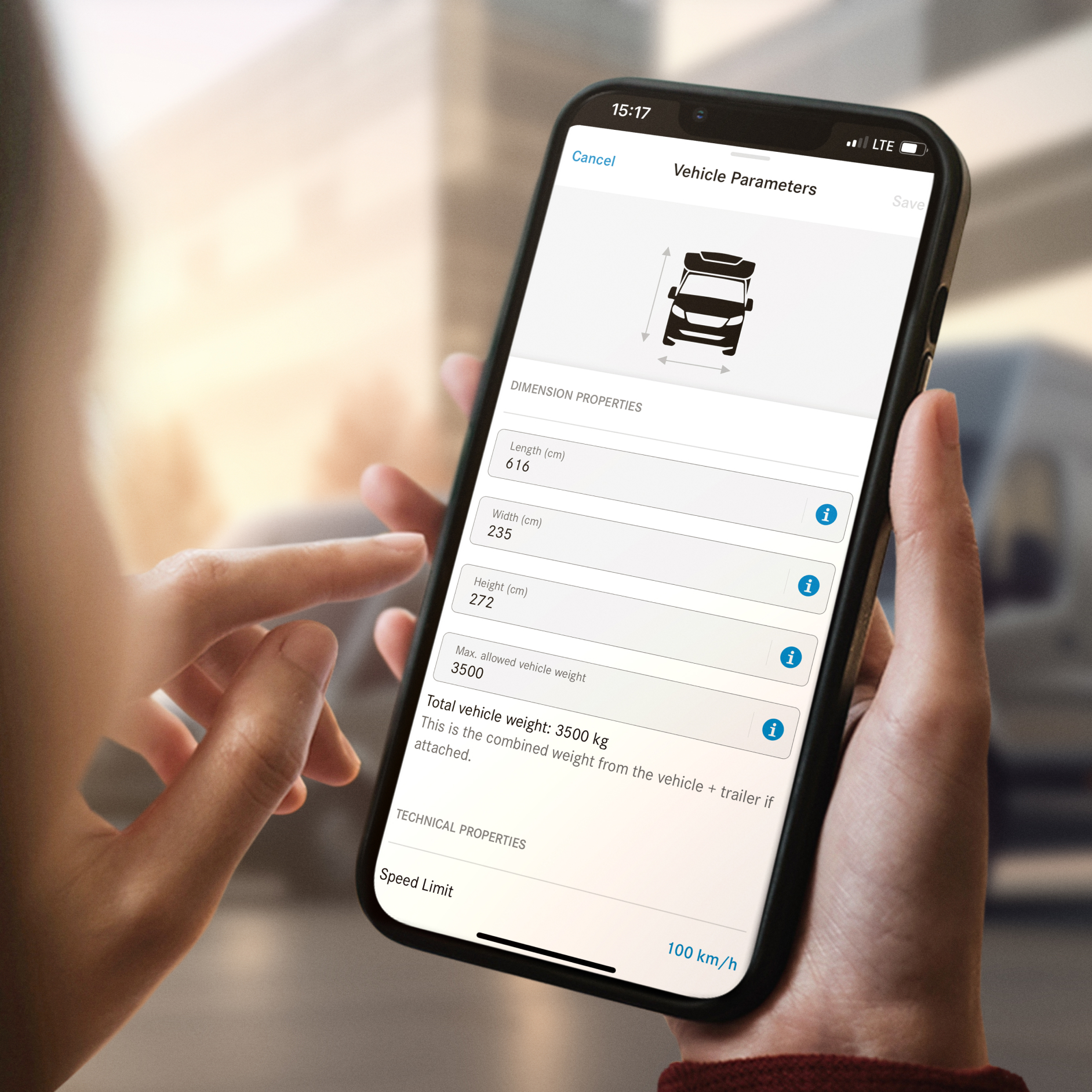 Navigation für Anhänger und übergroße Fahrzeuge | Digitale Extras | Mercedes-Benz Grafische Ansicht der Fahrzeugmaße in der Mercedes-Benz App auf einem Smartphone.