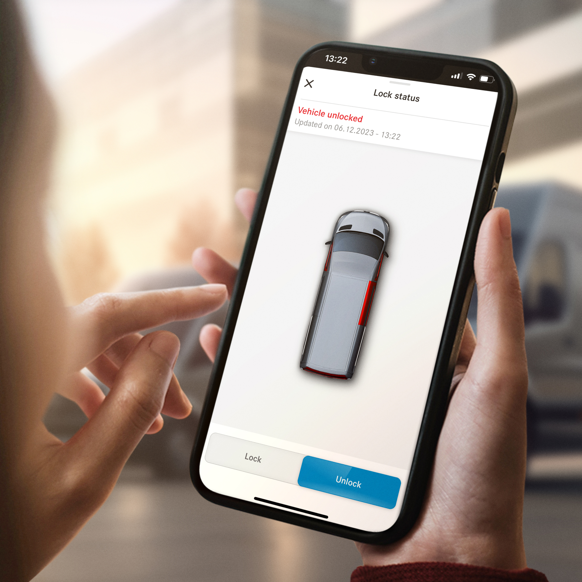 Türfernschließung und -entriegelung | Digitale Extras | Mercedes-Benz Die Funktion Türfernschließung und -entriegelung auf einem Smartphone.