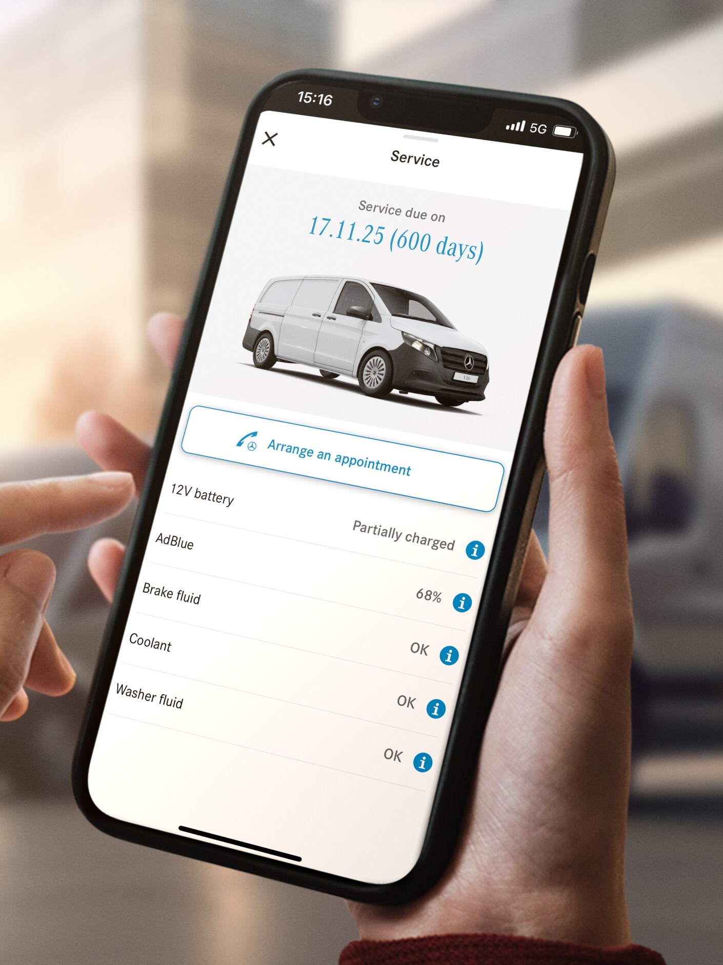 La fonction Gestion de la maintenance de Mercedes-Benz sur un smartphone.