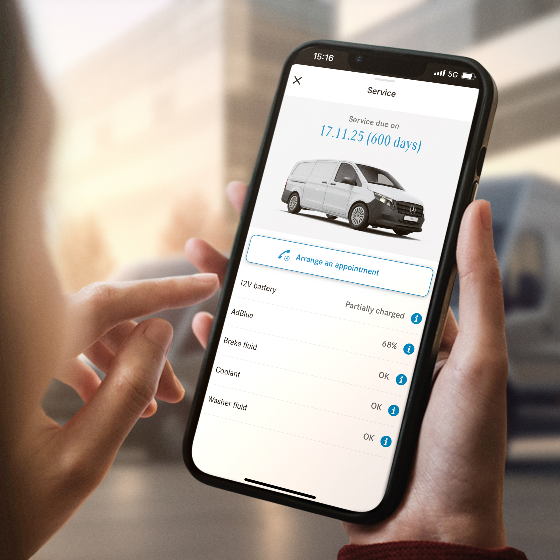 Gestion de la maintenance | Offres digitales | Mercedes-Benz La fonction Gestion de la maintenance de Mercedes-Benz sur un smartphone.