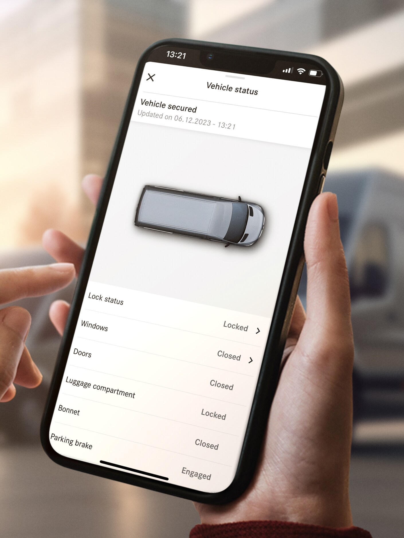 Die Funktion Fernabfrage Fahrzeugstatus von Mercedes-Benz auf dem Smartphone.