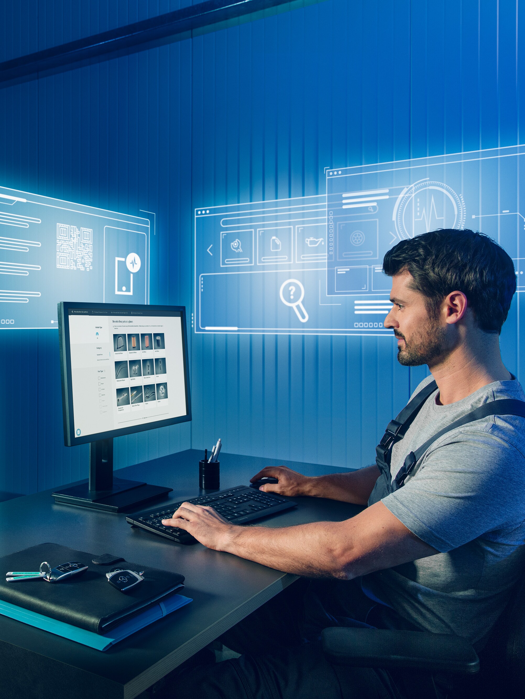 Mechaniker sucht am Computer nach passenden Mercedes-Benz Original-Teilen im Mercedes Ersatzteilkatalog.