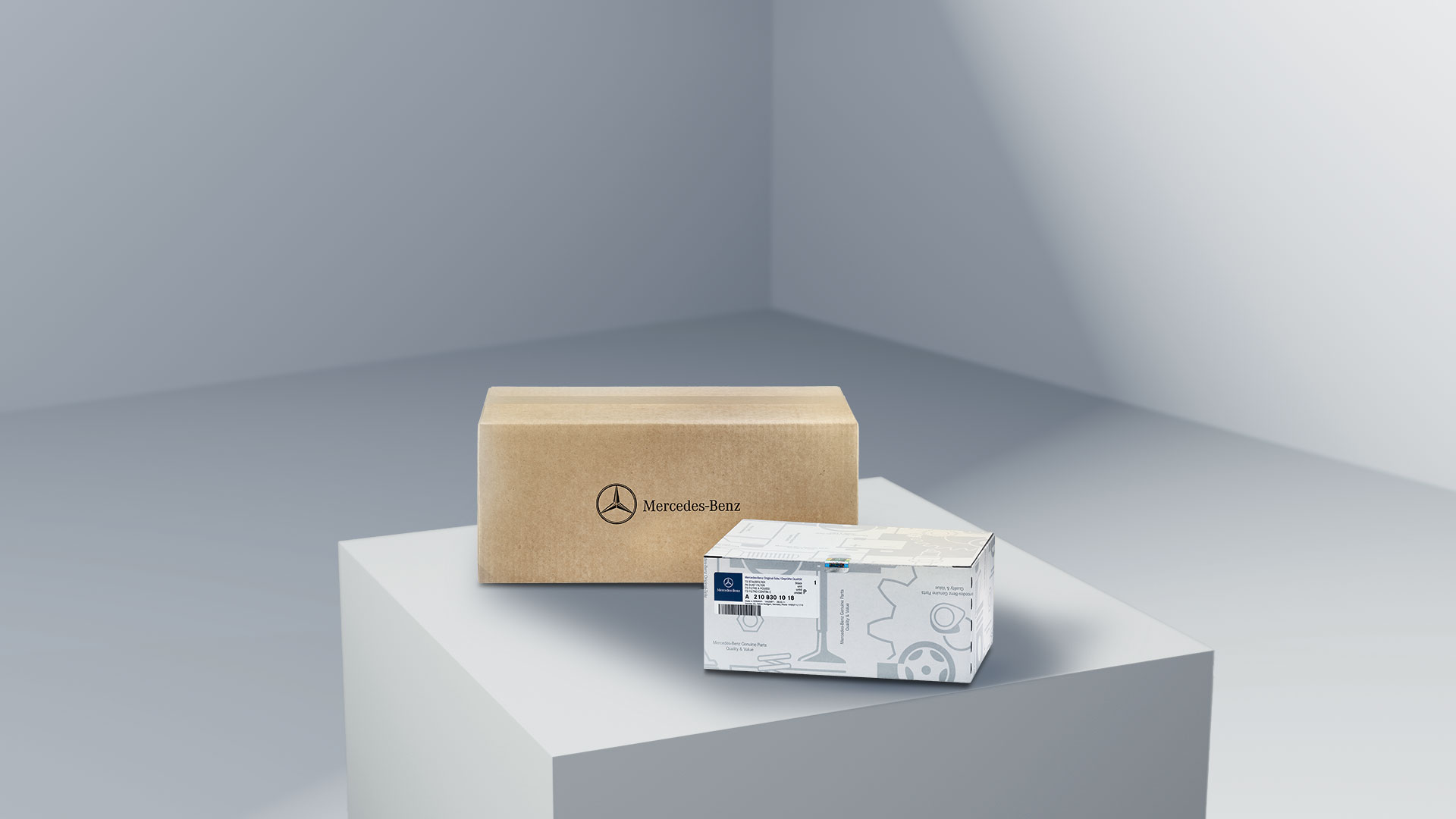 Mercedes-Benz | Transporter Qualität Original-Teile Zwei Verpackungen mit dem Mercedes-Benz Logo, die Mercedes-Benz Original-Teile symbolisieren, auf einer hellen Plattform.