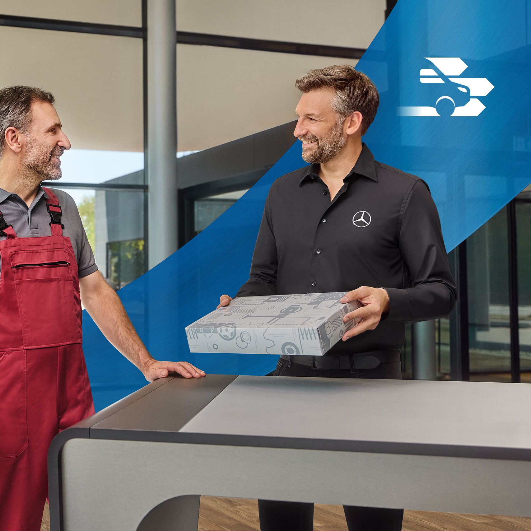 Mercedes-Benz | Vue d’ensemble de la qualité des utilitaires légers Le spécialiste des pièces et accessoires Mercedes-Benz discute des normes de qualité avec un autre employé. Ruban bleu ondulé traversant l'arrière-plan.