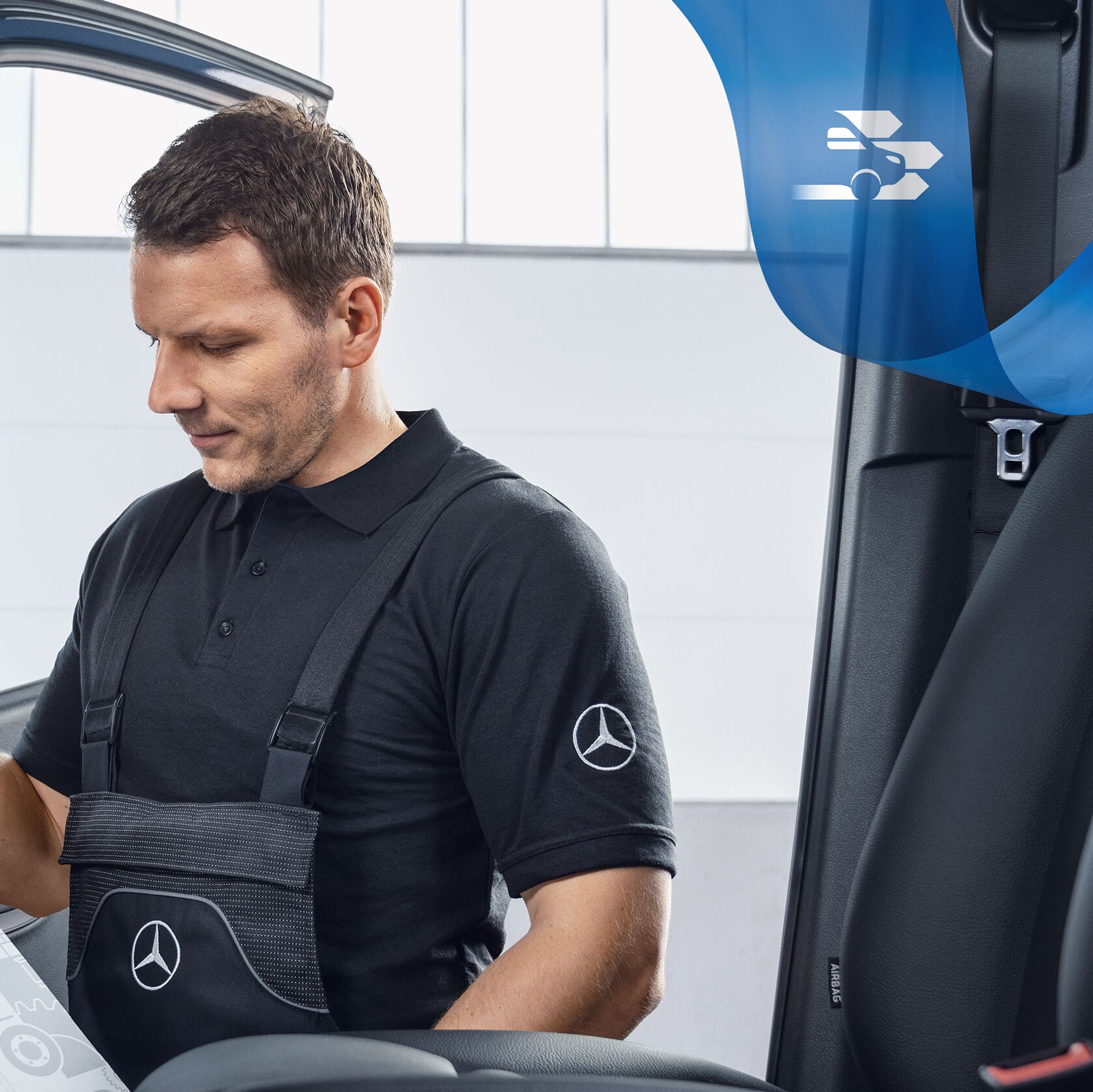 Mécanicien vérifiant les pièces d'origine Mercedes-Benz dans l'utilitaire léger.