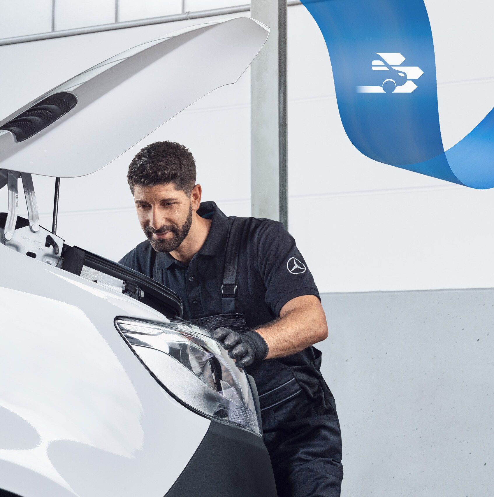 Un spécialiste Mercedes-Benz travaille sur un utilitaire léger avec des outils spéciaux pour faciliter au maximum la réparation.