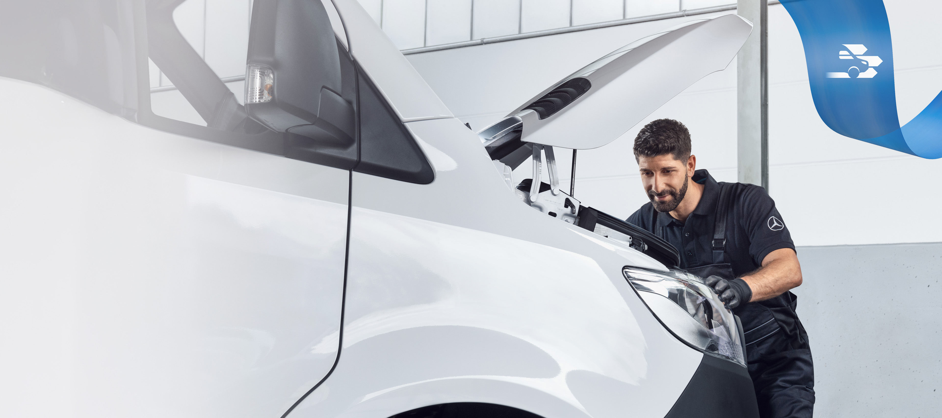 Mercedes-Benz | Ingénierie de la qualité des utilitaires légers Un spécialiste Mercedes-Benz travaille sur un utilitaire léger avec des outils spéciaux pour faciliter au maximum la réparation.