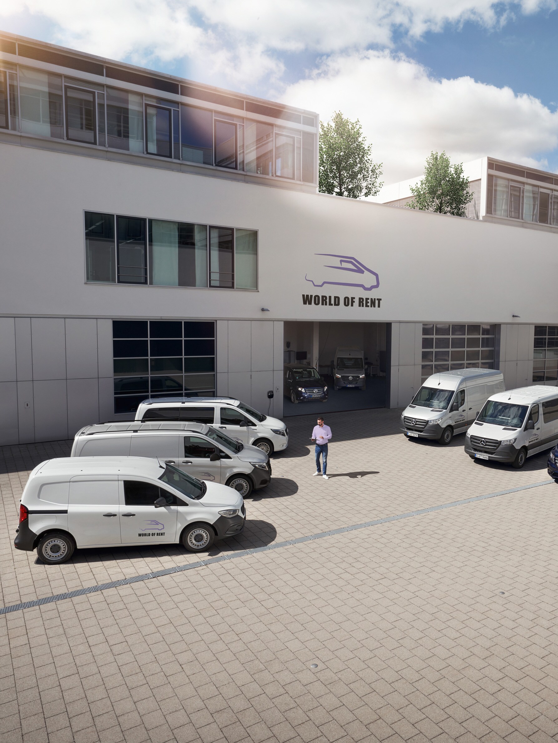 Ein Fuhrpark von Mercedes-Benz Transportern vor einem Firmengebäude.