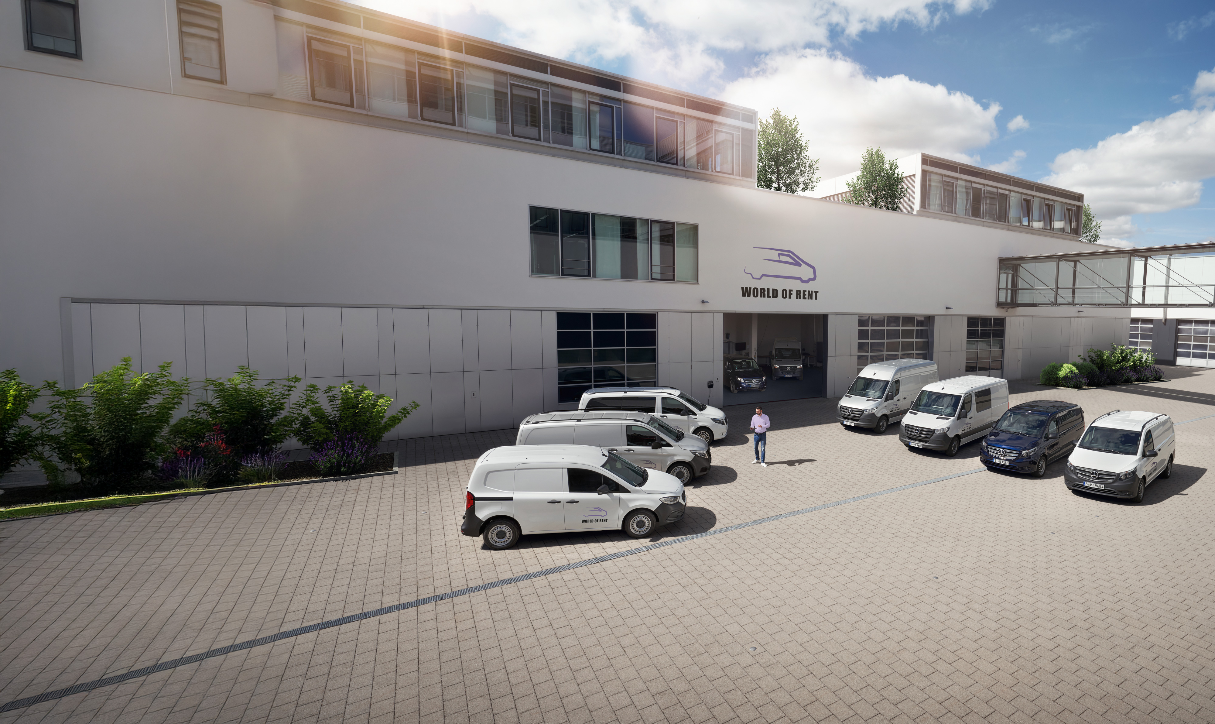 Mercedes-Benz | Serviceübersicht | Fleet Services Ein Fuhrpark von Mercedes-Benz Transportern vor einem Firmengebäude.